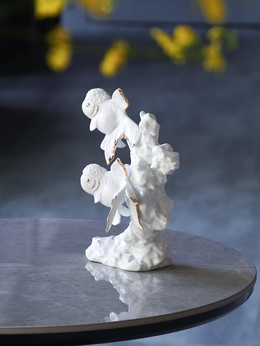 雙魚游動於岩石之上,呈現互相扶持的情誼意象
Two ceramic fish swimming over rugged rocks, expressing enduring friendship and resilience