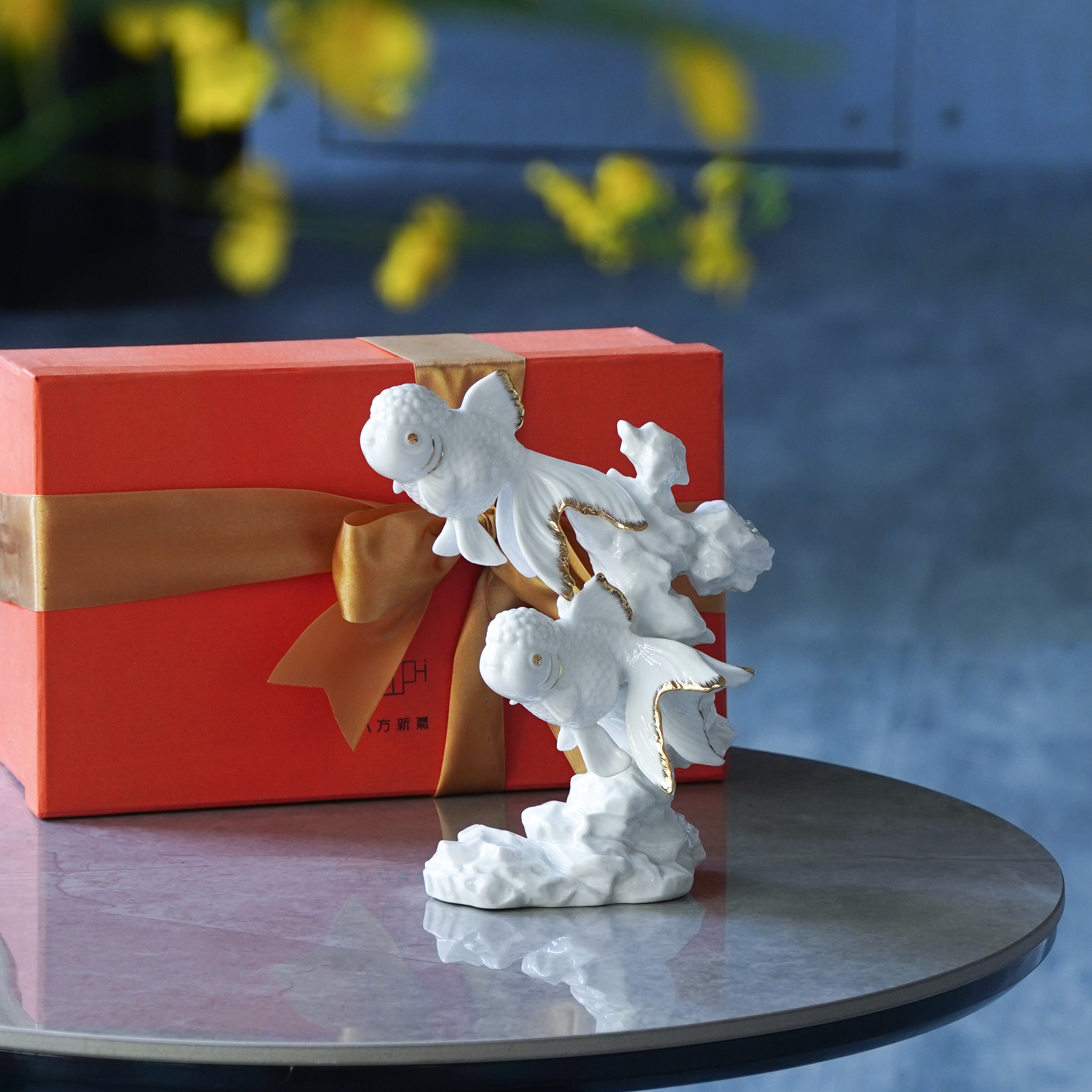 適合作為節慶或紀念日禮物的雙魚藝術擺飾,傳遞溫暖與共行的祝福
An elegant porcelain gift for anniversaries or holidays, celebrating empathy and togetherness