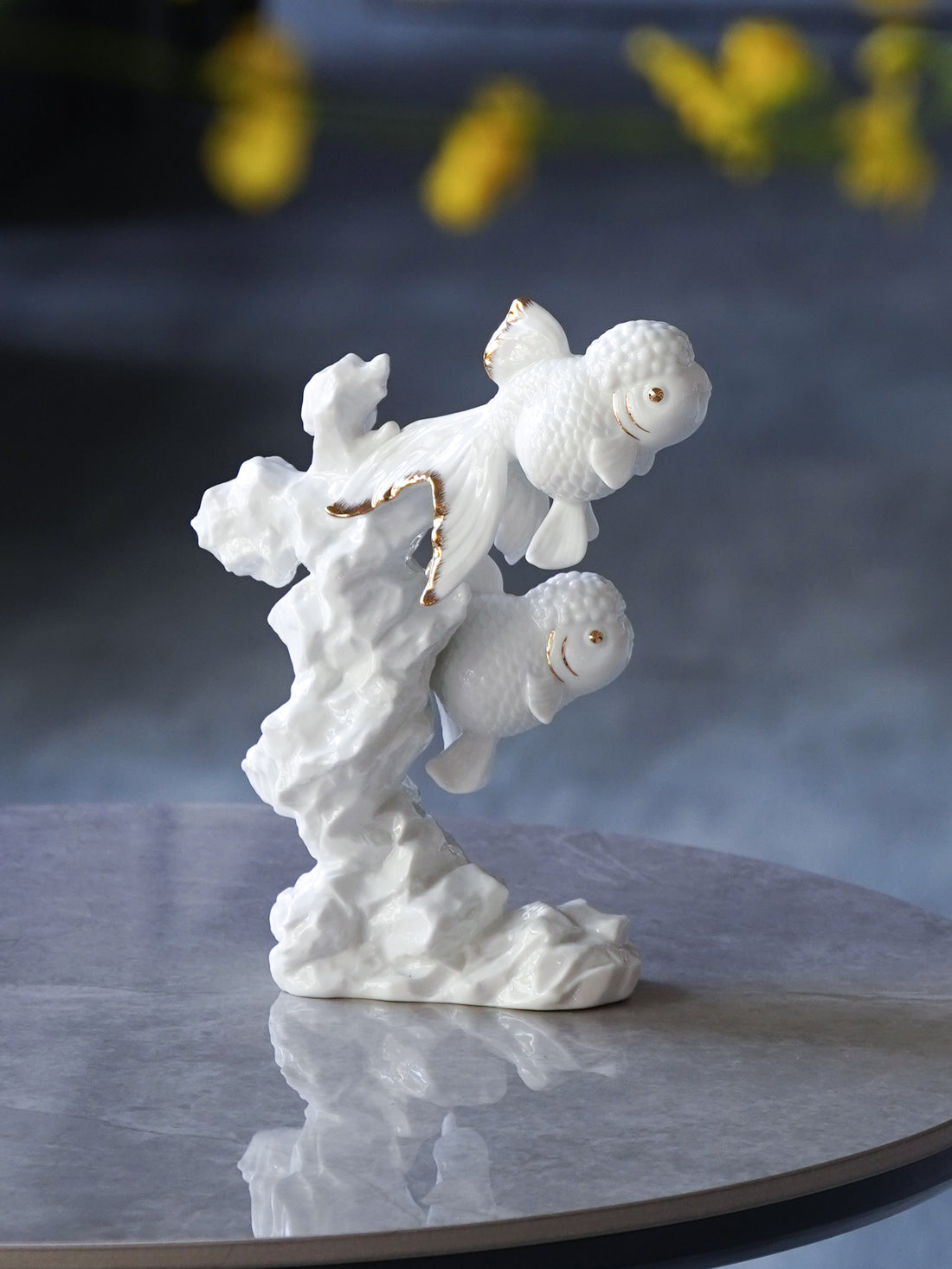 《有你真好》雙魚瓷器擺件,象徵夥伴同行與情感支持
“Together with You” — twin fish porcelain sculpture symbolizing companionship and support