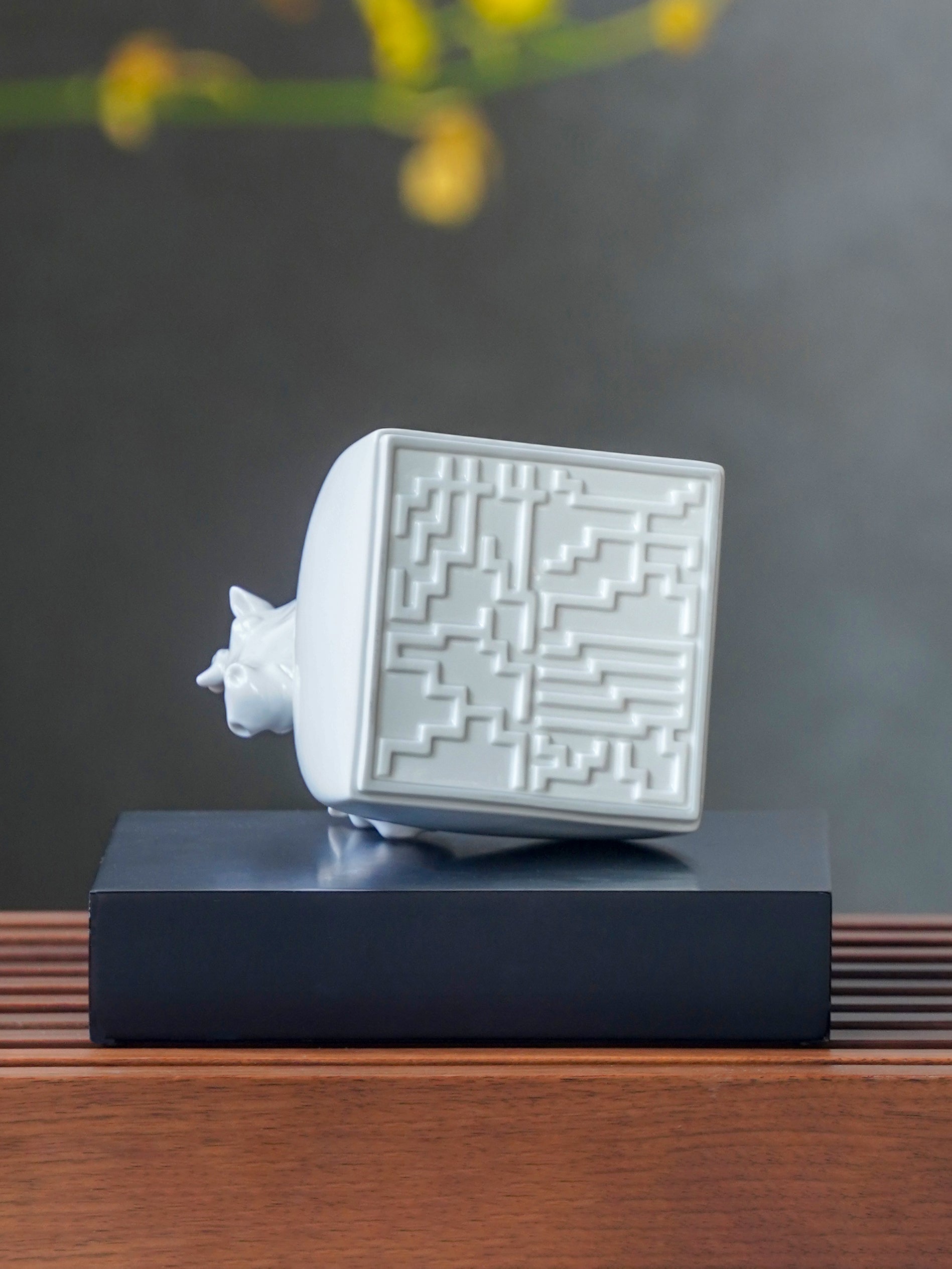 《有情》雙馬造型白瓷擺飾,象徵陪伴與信任,底部刻有「天長地久」