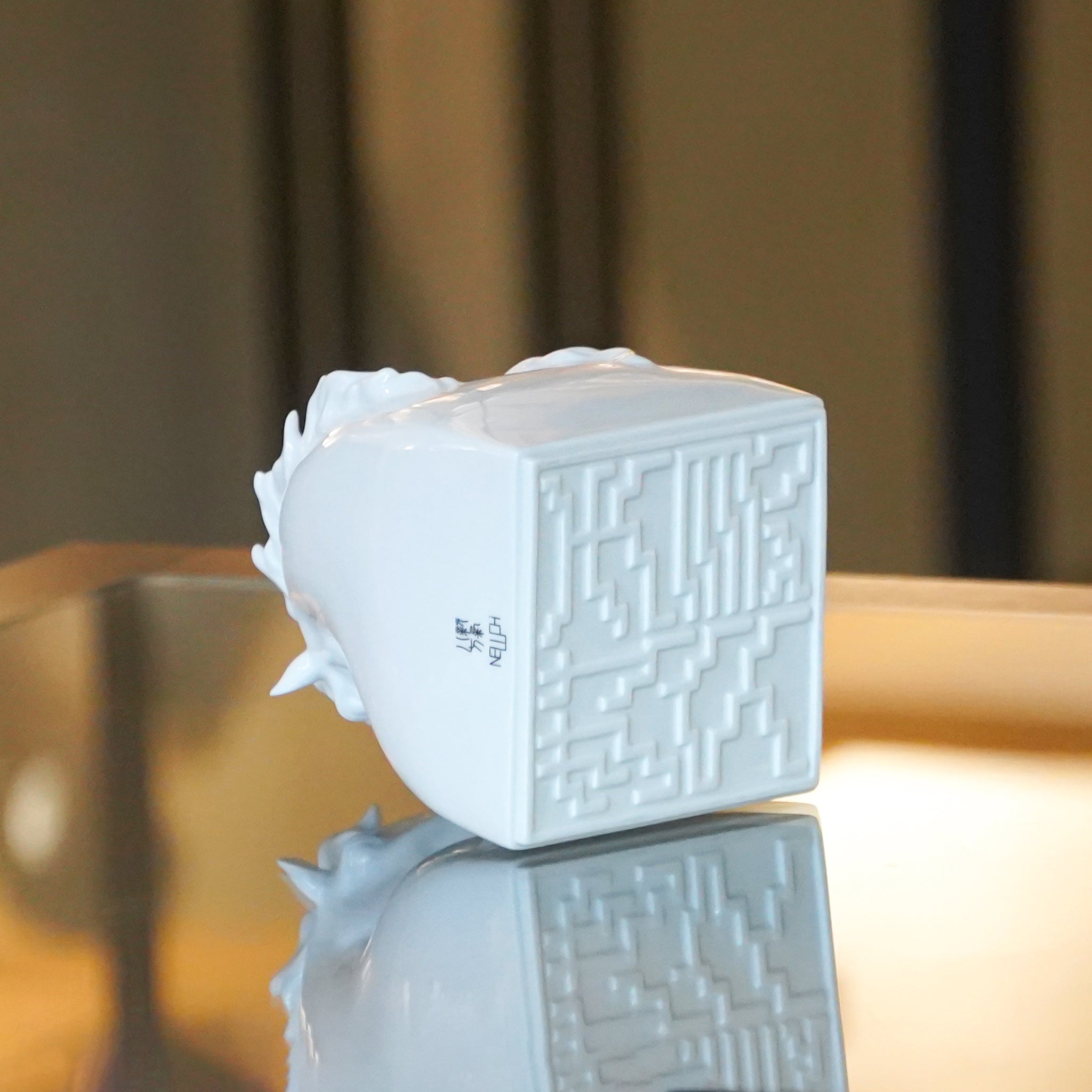 雙馬造型象徵陪伴與信任,底部刻有「天長地久」