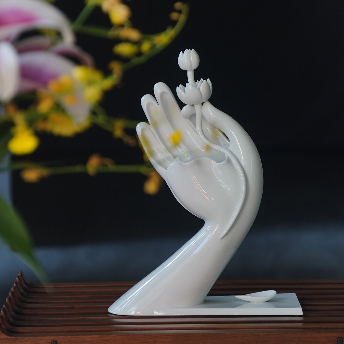 大慈飄香白瓷擺件反面室內自然光・客廳一角禪意空間・八方新氣 NewChi Porcelain