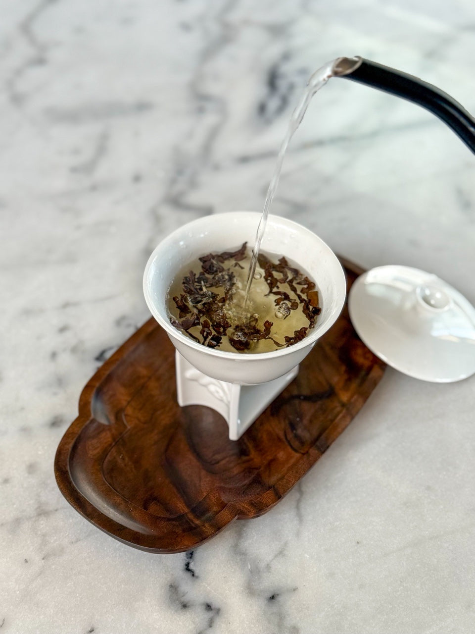 如意雲遊 八方新氣蓋碗系列 可當壺或杯使用。雲紋高捧杯身,注入茶湯,有如祥雲捧月