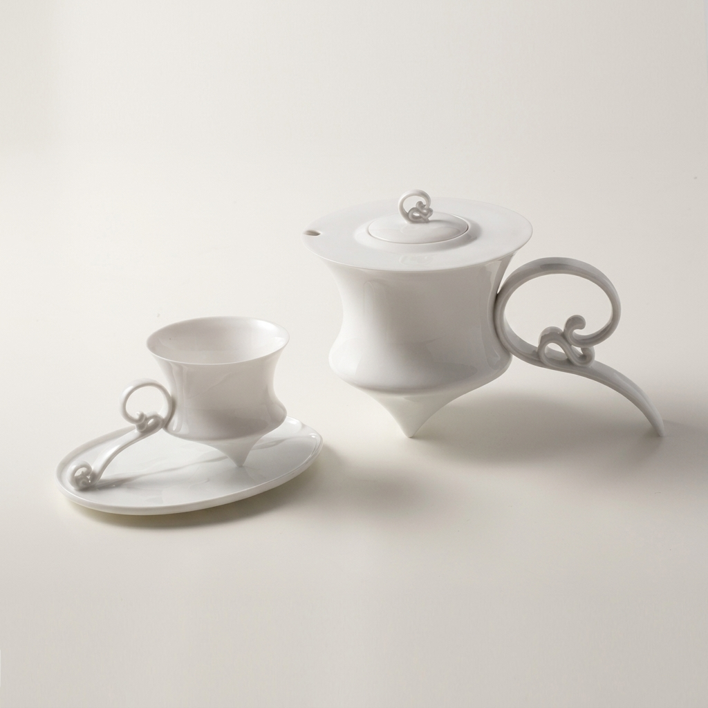 風影茶壺與杯盤組產品展示,呈現雲紋把手與懸浮結構