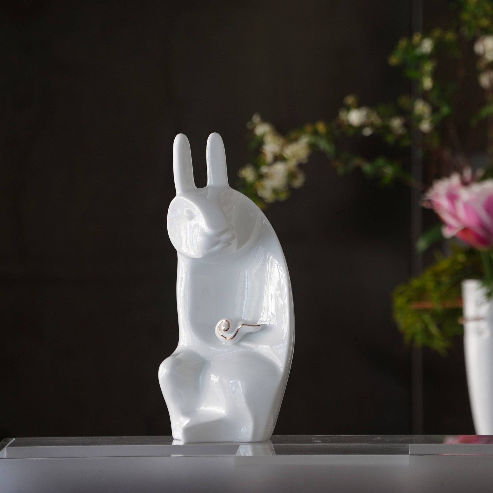 手工白瓷兔子與祥雲擺件|寓意和諧與祝福的藝術作品