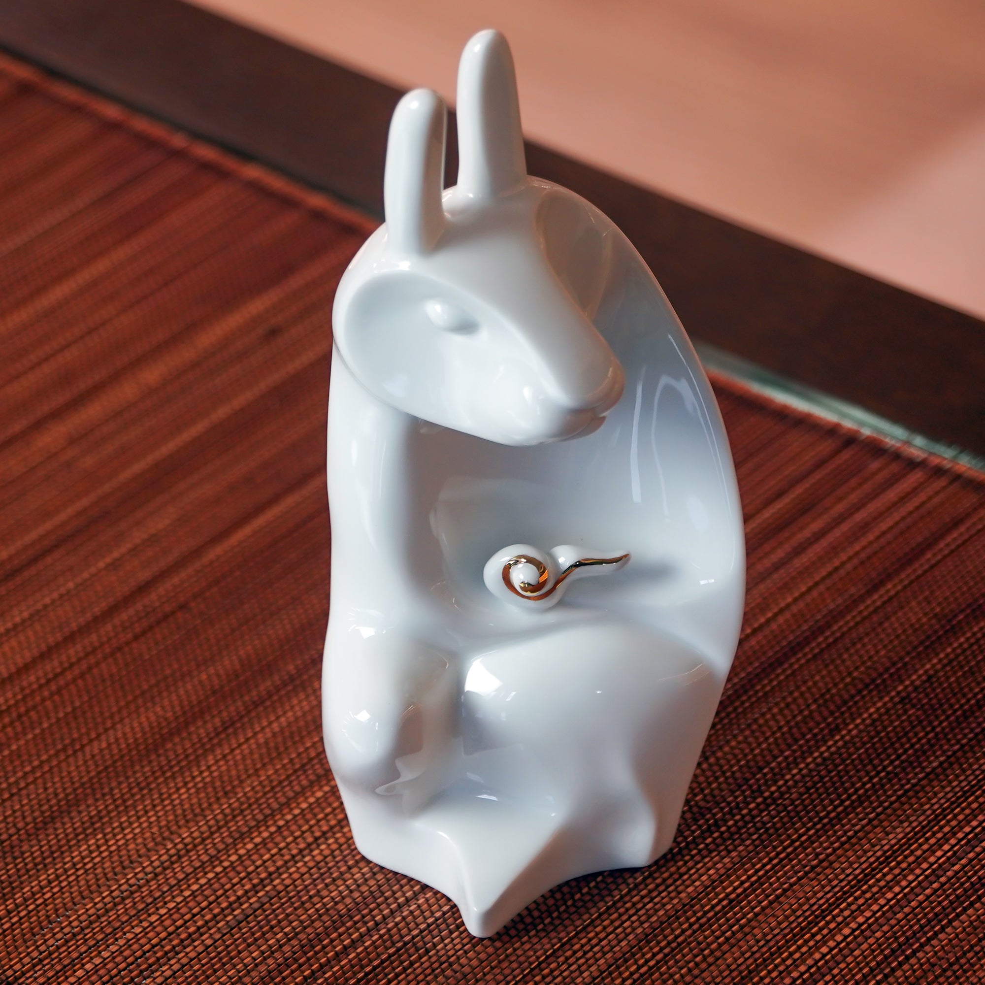 手工白瓷兔子與祥雲擺件|寓意和諧與祝福的藝術作品