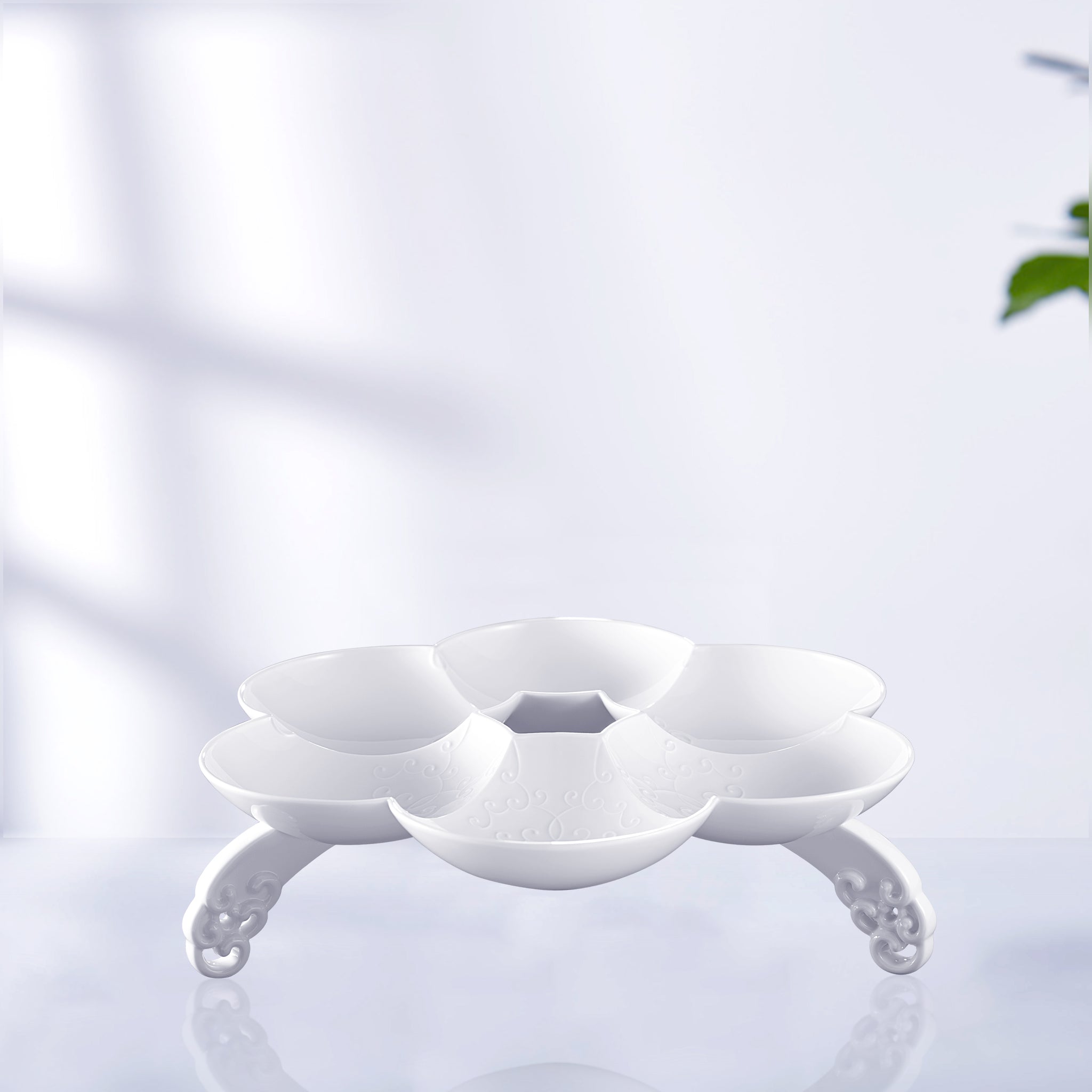 白瓷水果盤置於現代簡約場景中,展現雲紋與浪花細節。