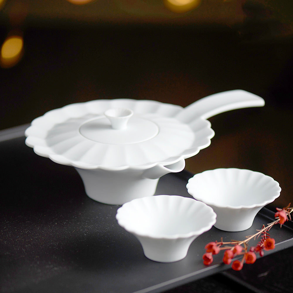 山水情深現代白瓷茶壺,靈感來自台北盆地地形