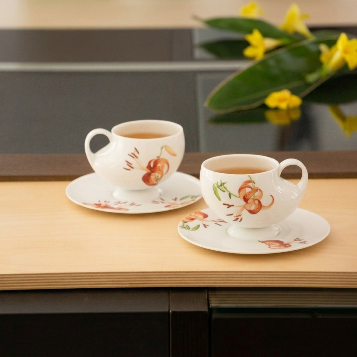 青春 In Bloom 百合白瓷茶壺側面,百合花圖騰隨器型綻放延伸