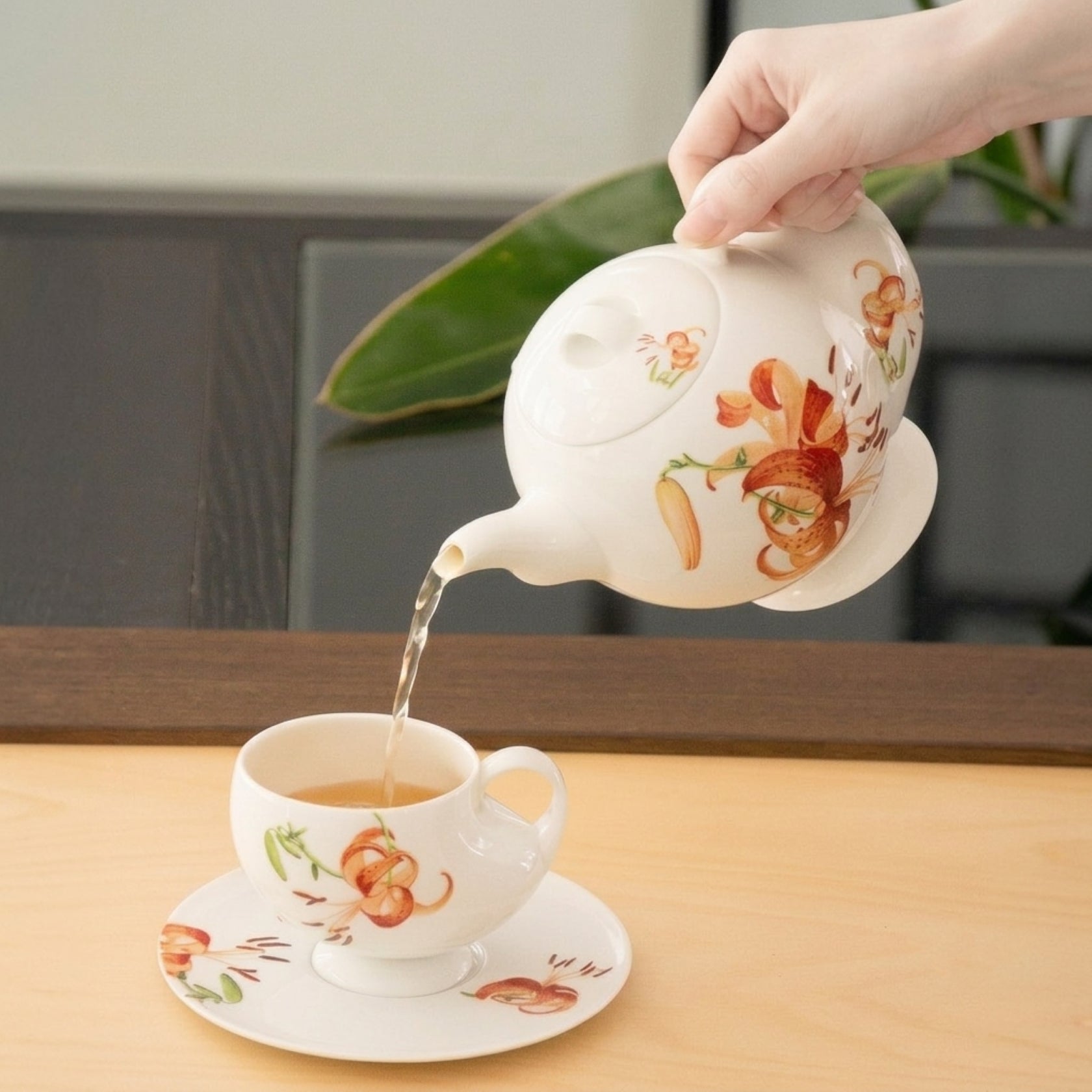 青春 In Bloom 百合白瓷茶壺倒茶畫面,展現故宮清香系列花卉設計