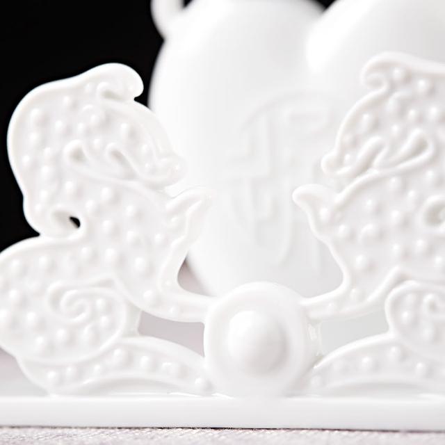 《萬事亨通》瓷器作品。龍、珠、瓶三象合一的升遷禮首選,展現氣勢與祝福