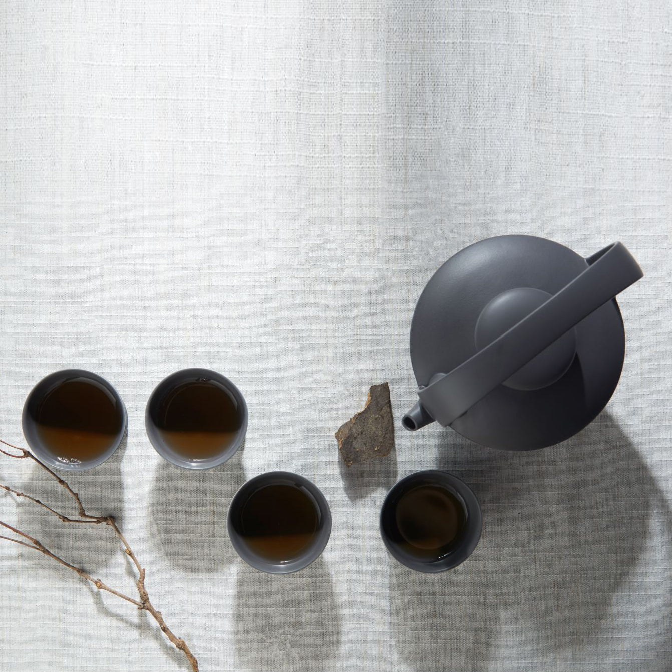 日出望月黑霧茶壺與茶杯俯視圖|現代東方霧黑茶器美學