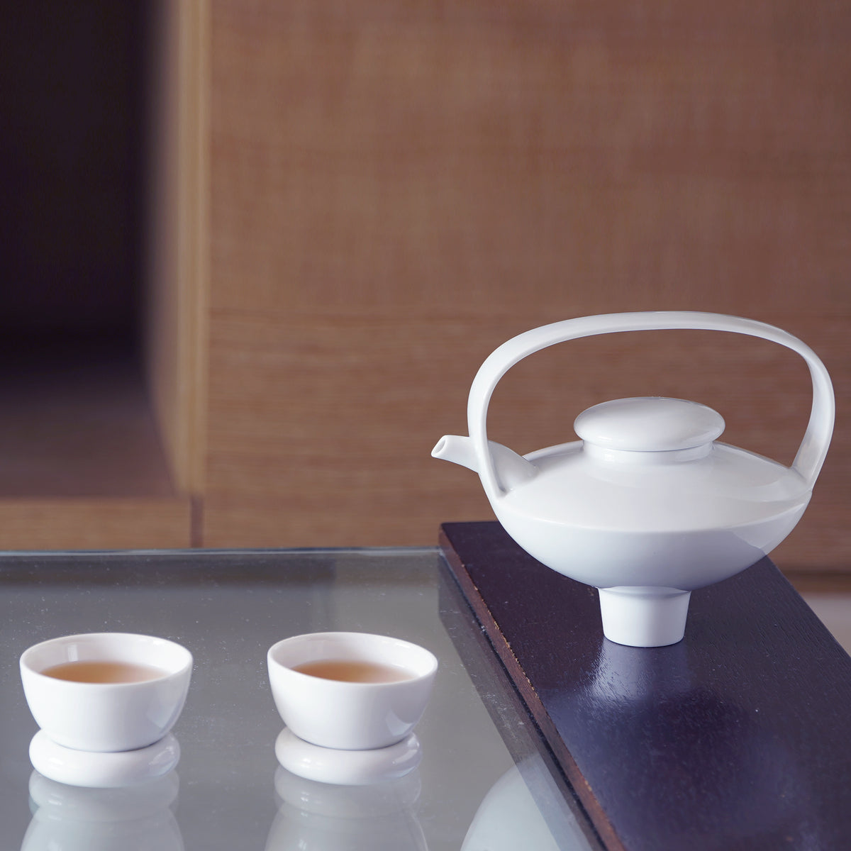 日出望月白瓷茶壺與茶杯|展現純靜與圓滿的茶席氛圍