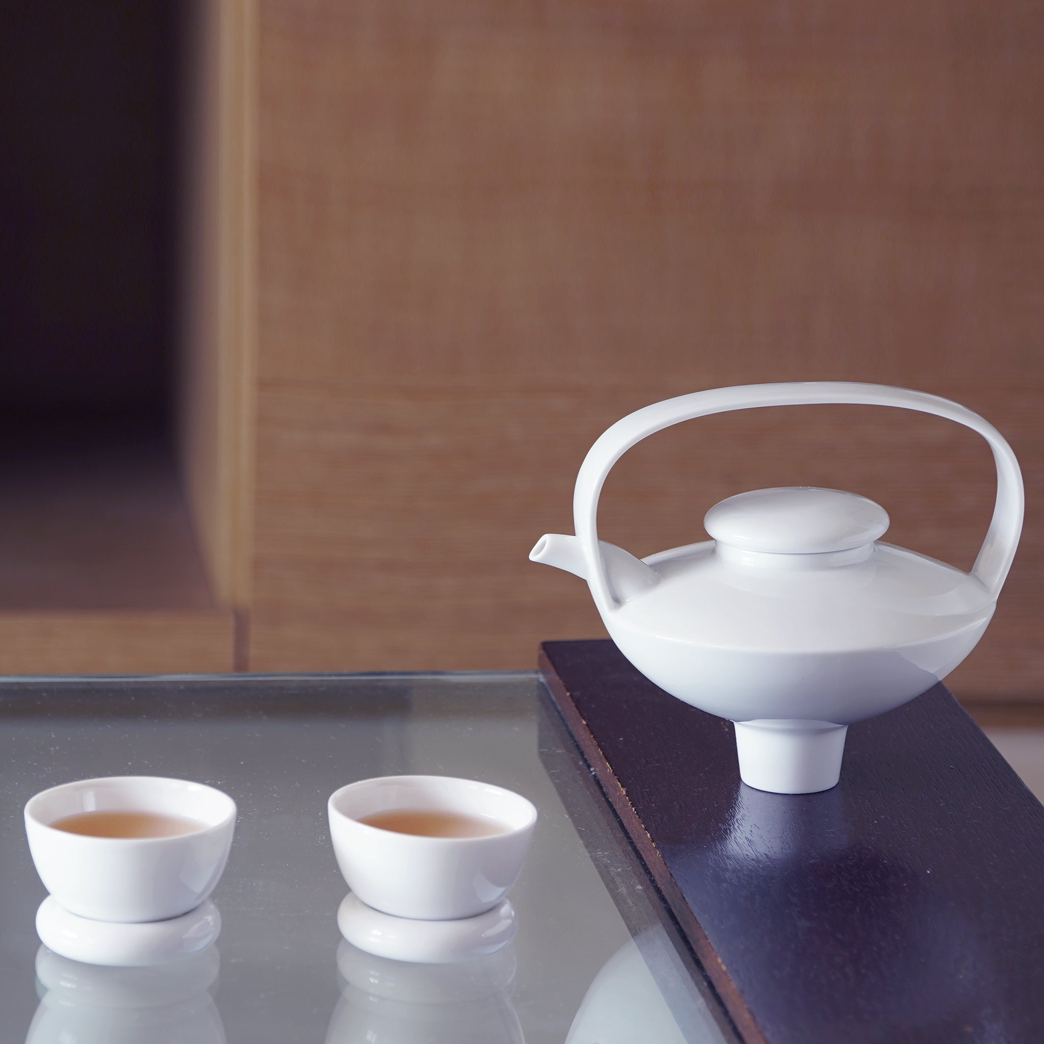 日出望月白瓷茶壺與茶杯|展現純靜與圓滿的茶席氛圍