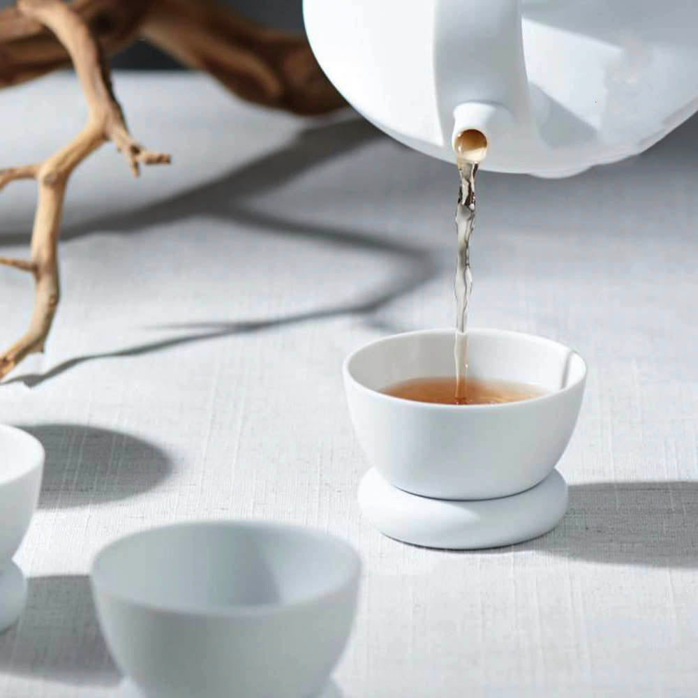 日出望月白霧茶壺倒茶畫面|霧面白瓷山水線茶席設計