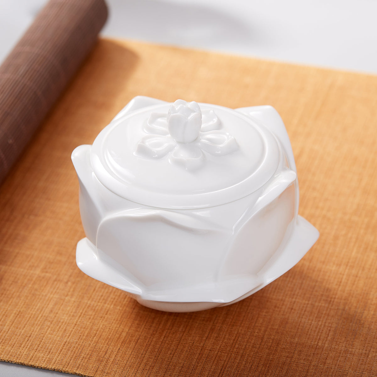 花開白瓷蓮花瓷盒室內自然光・日常收納陳設情境・八方新氣 NewChi Porcelain
