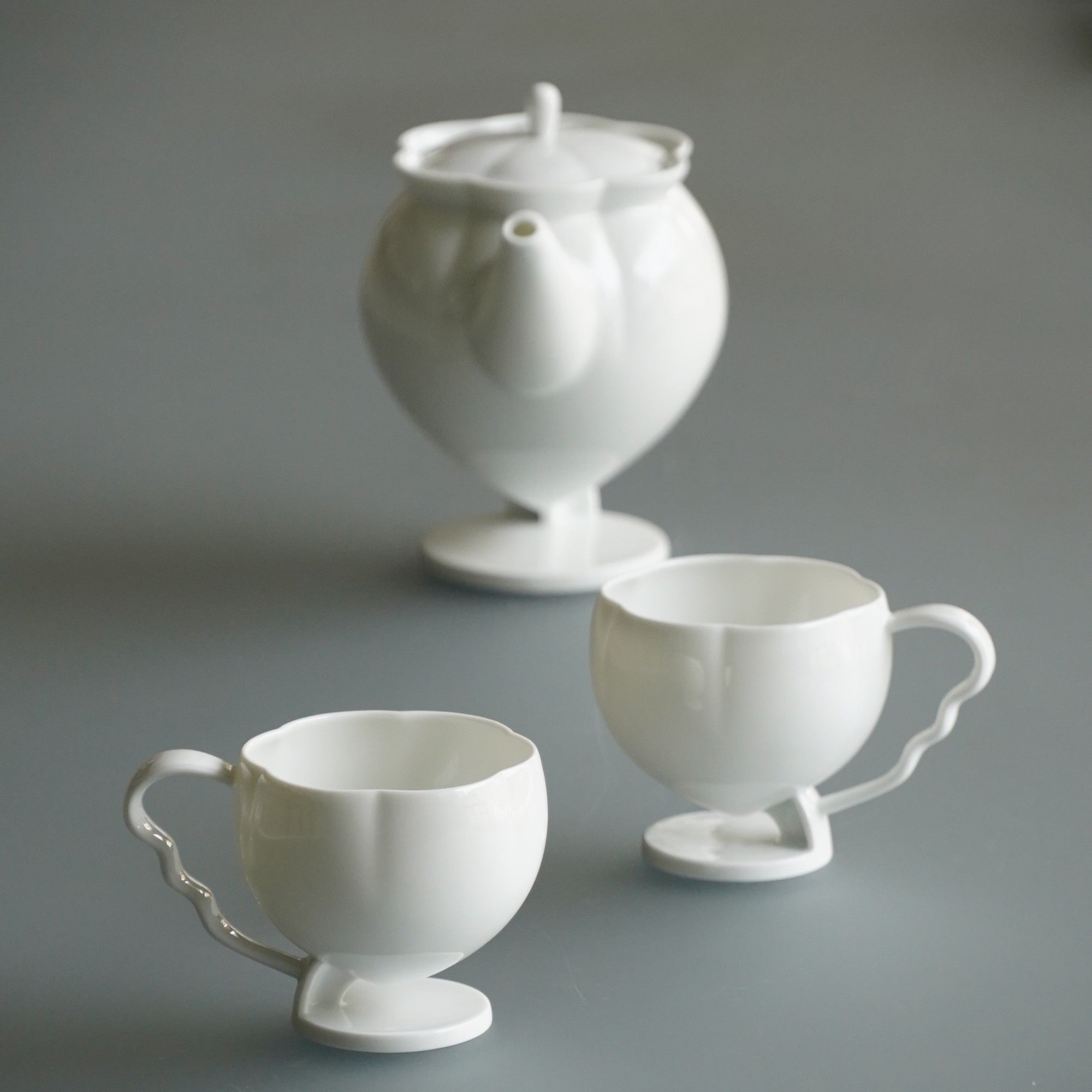 花神白瓷茶壺茶杯組深色背景・花苞高足春日茶器・八方新氣 NewChi Porcelain