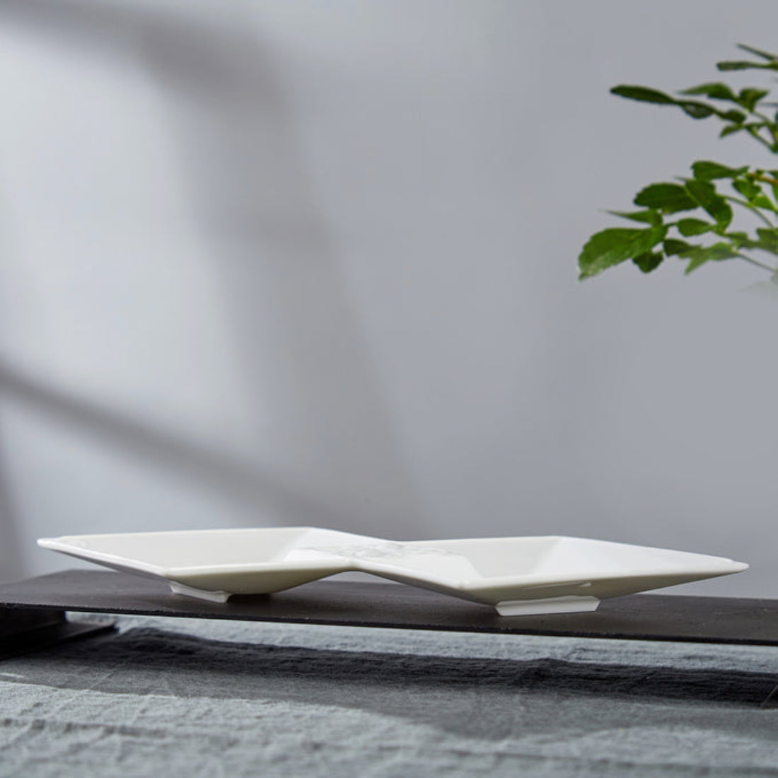 結交四方白瓷雙生方盤側面角度,八方新氣 NewChi Porcelain