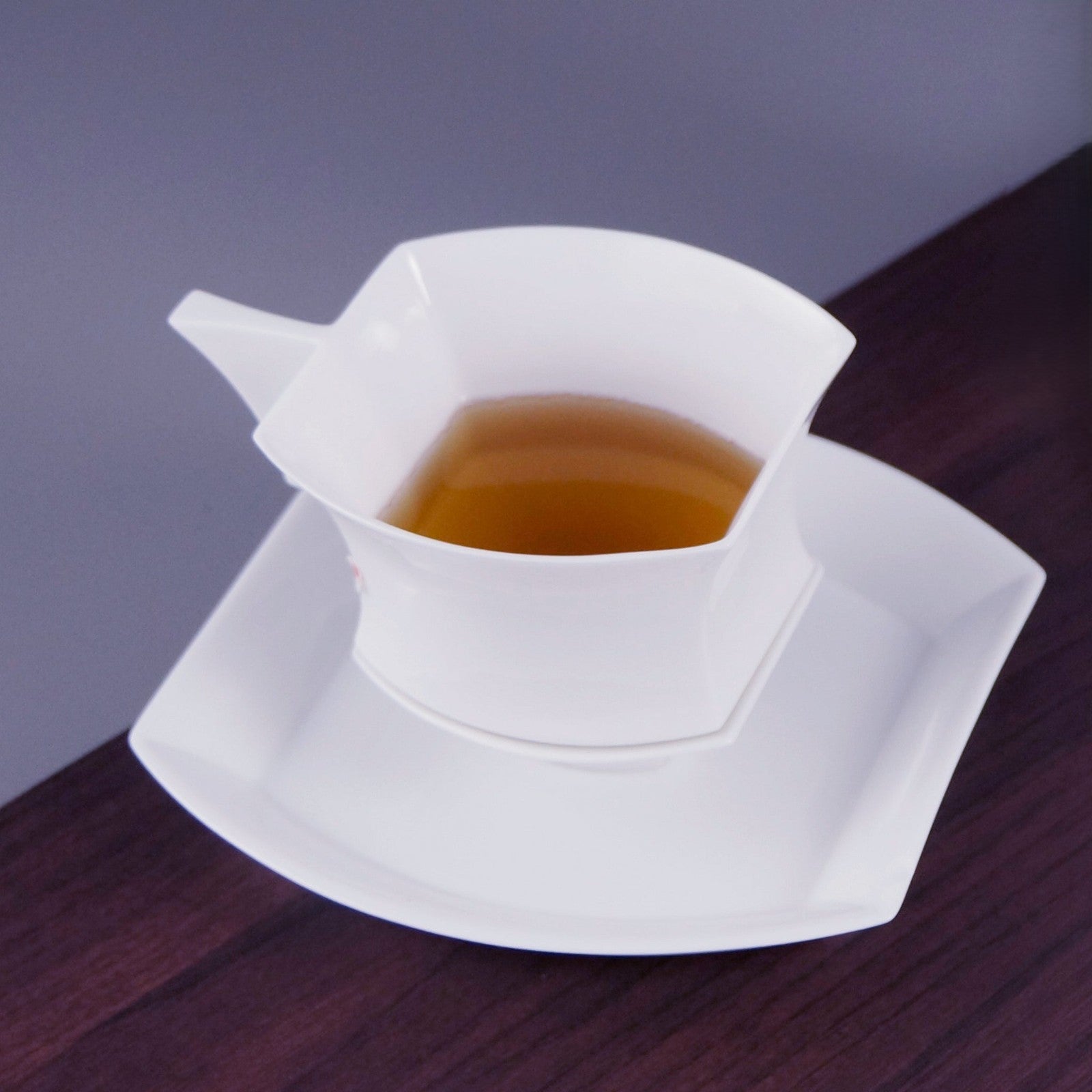 帝國記憶方杯方盤組光面版本,展現現代與東方融合的精品瓷器設計