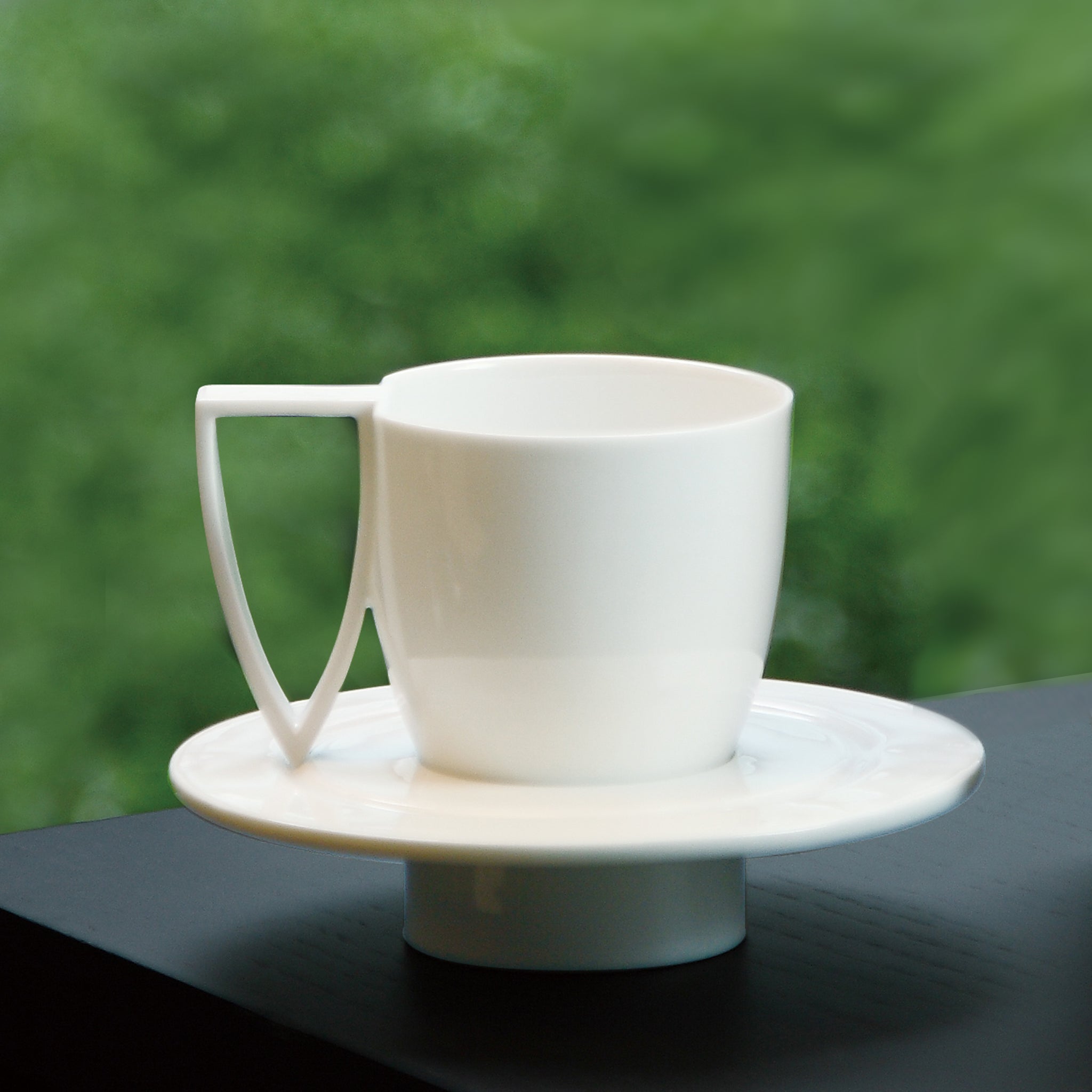 形影茶杯盤組情境照,NewChi Porcelain 將「如影隨形」轉化為日常生活美學器物
