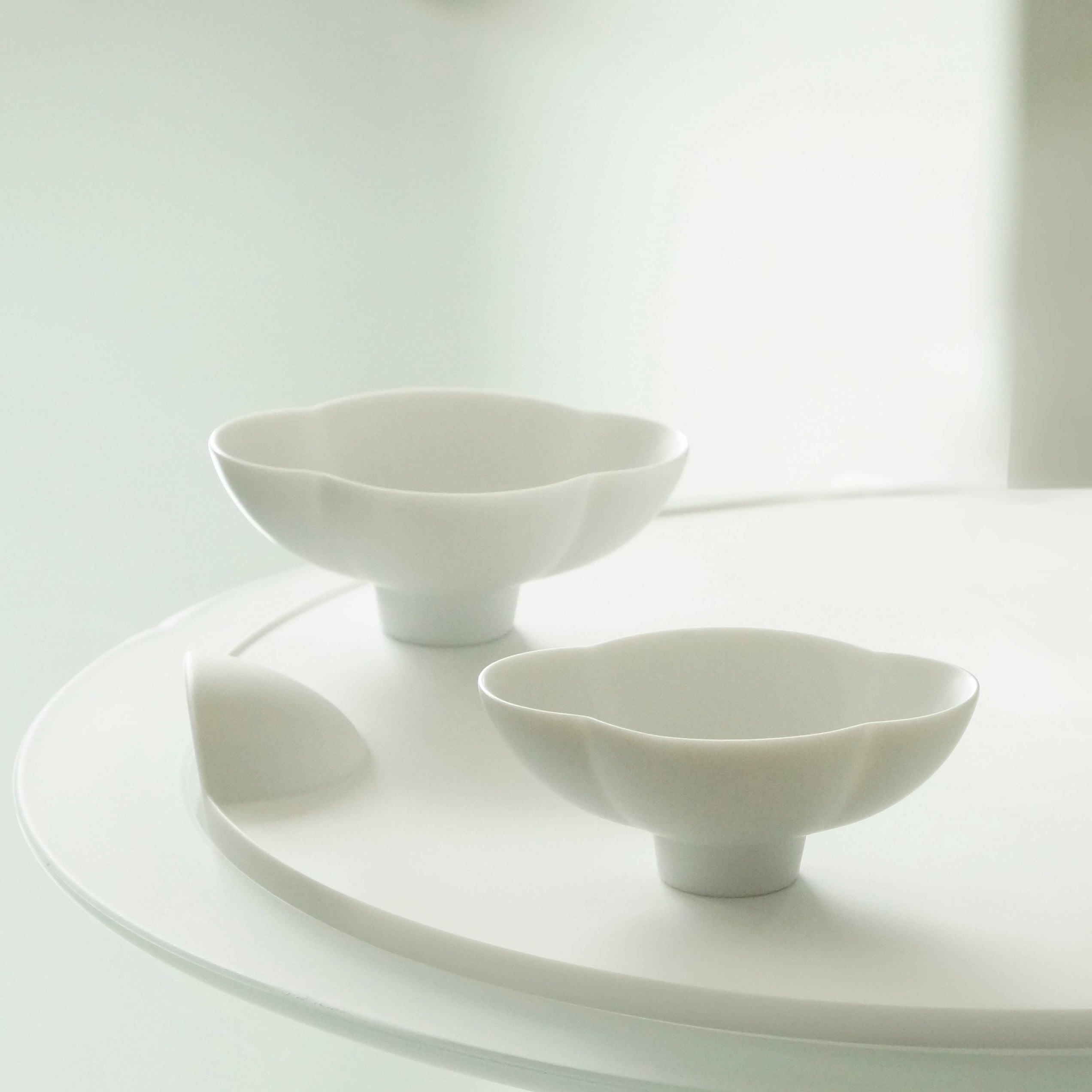 八方新氣藝術瓷器 藝術家王俠軍設計創意白瓷 包含生活器皿、咖啡茶具、瓷偶、佛像 都會斟酌現代茶席