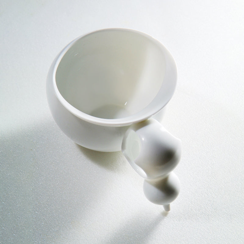 《親密時光》瓷杯,雙葫蘆造型象徵福祿與依偎,由王俠軍設計的當代藝術瓷器。