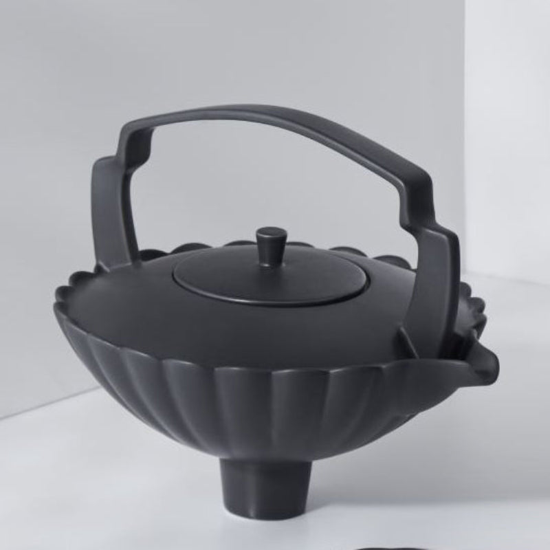春嵐黑霧面茶壺特寫|現代感霧黑釉瓷器設計