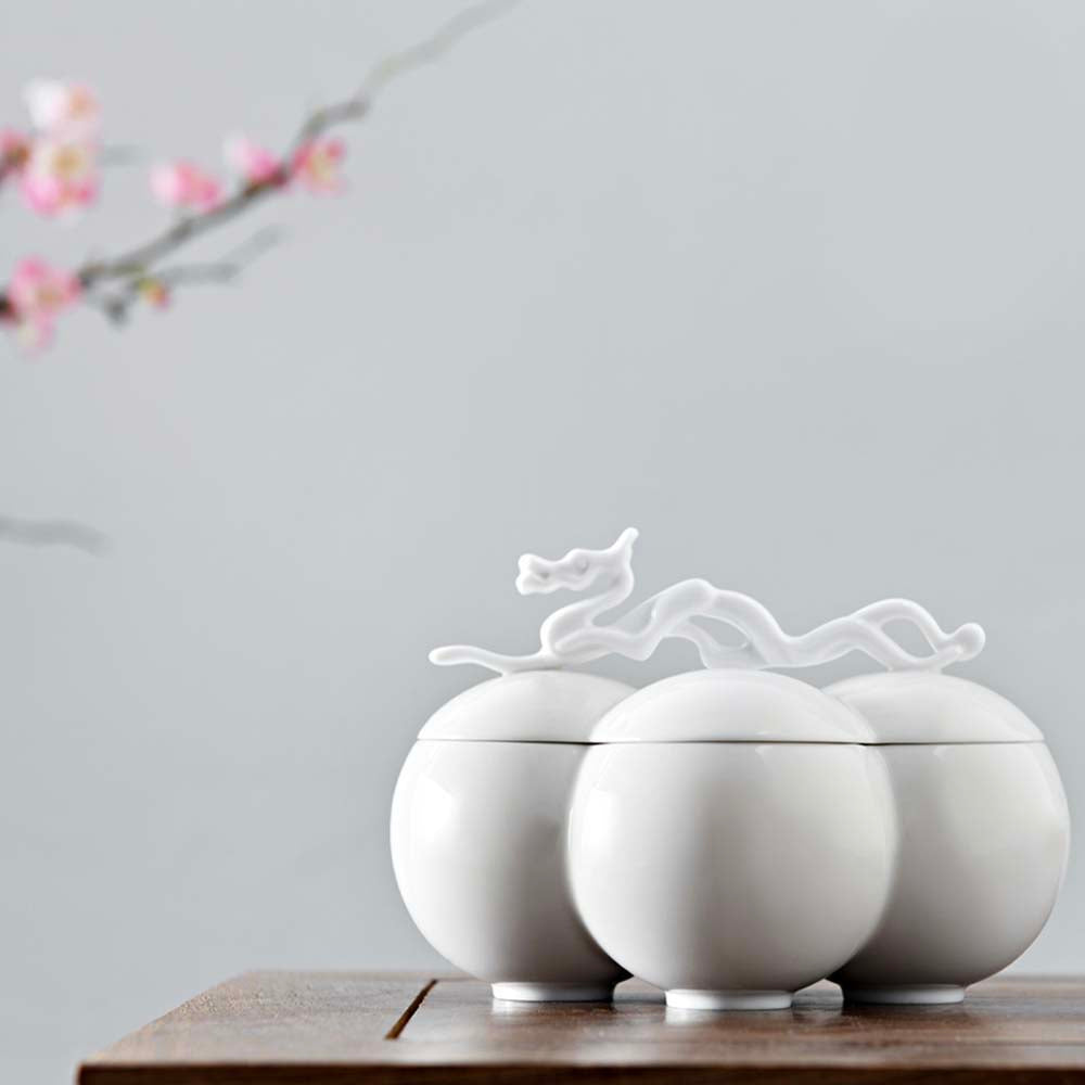 四海遊龍白瓷圓形收納盒組,桌面場景,梅花枝條背景,八方新氣 NewChi Porcelain