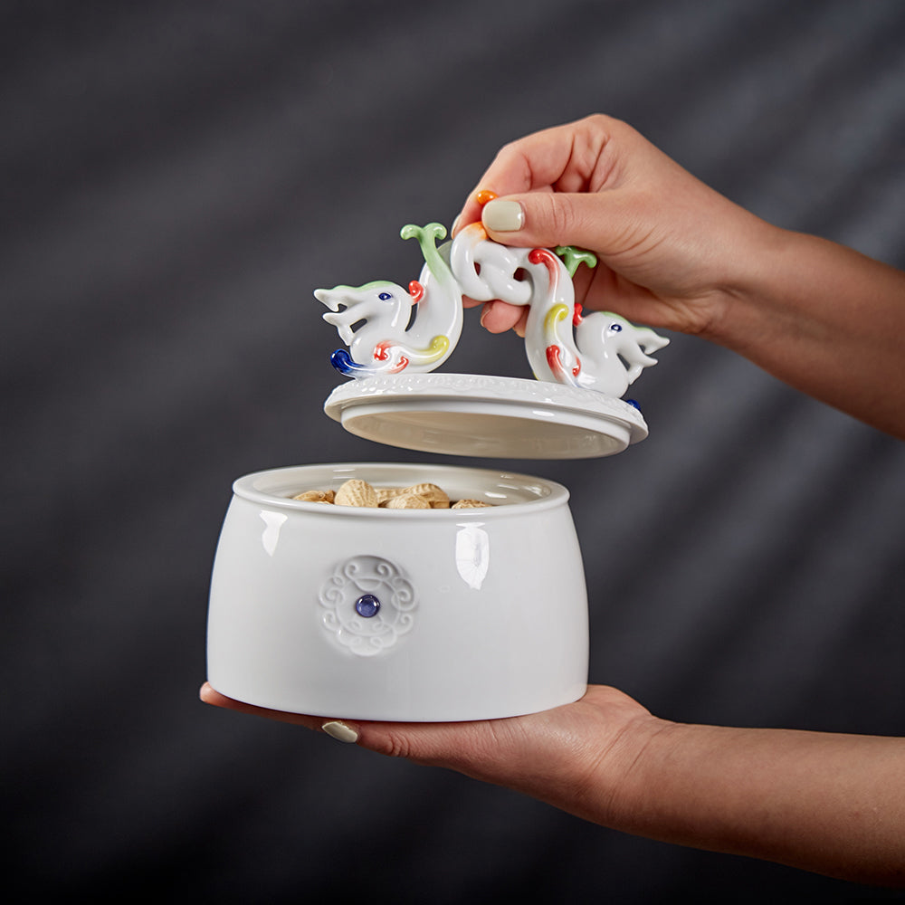 展現東方吉祥寓意的當代藝術瓷盒,為居家增添文化美感
A contemporary ceramic keepsake box blending cultural symbolism and modern design