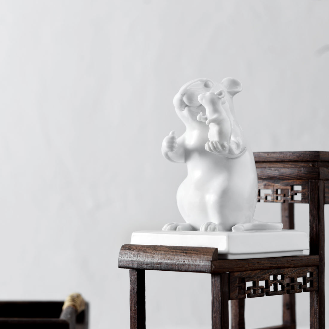 《數一數二》白瓷作品大鼠小鼠比出大拇指,象徵彼此鼓勵與正向競爭