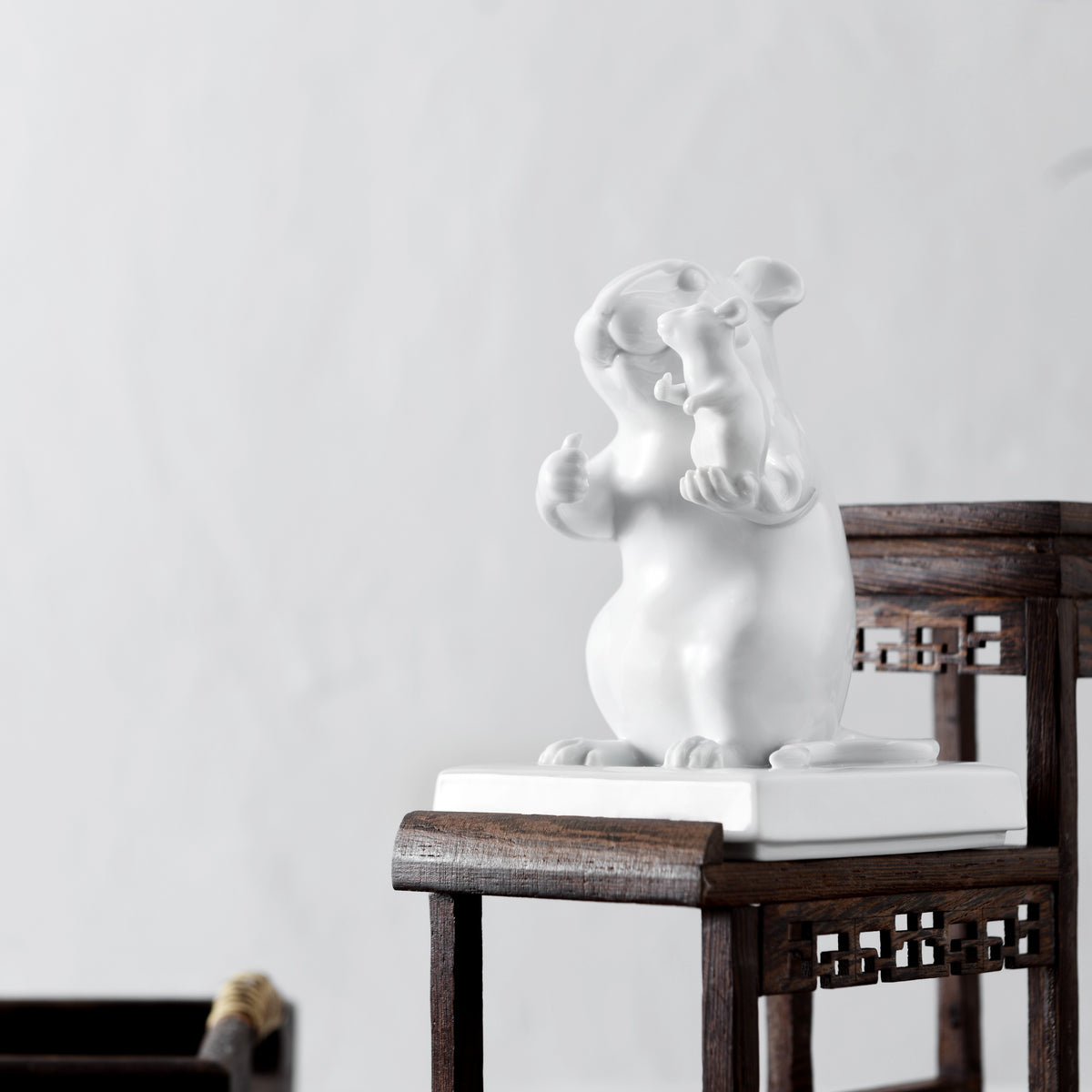 《數一數二》白瓷作品大鼠小鼠比出大拇指,象徵彼此鼓勵與正向競爭