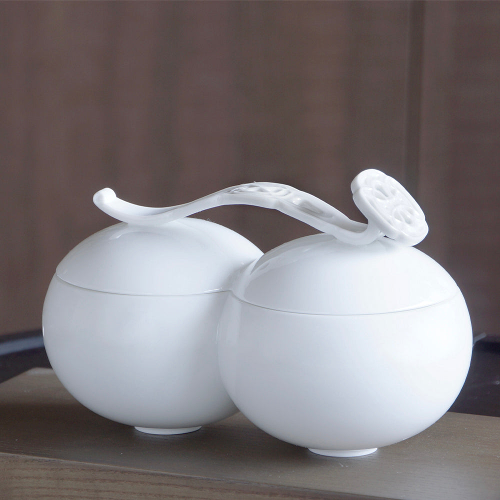 八方新氣新年贈禮 圓滿瓷盒 新春送禮首選 白瓷盒正面展示,雙圓造型象徵好事成雙