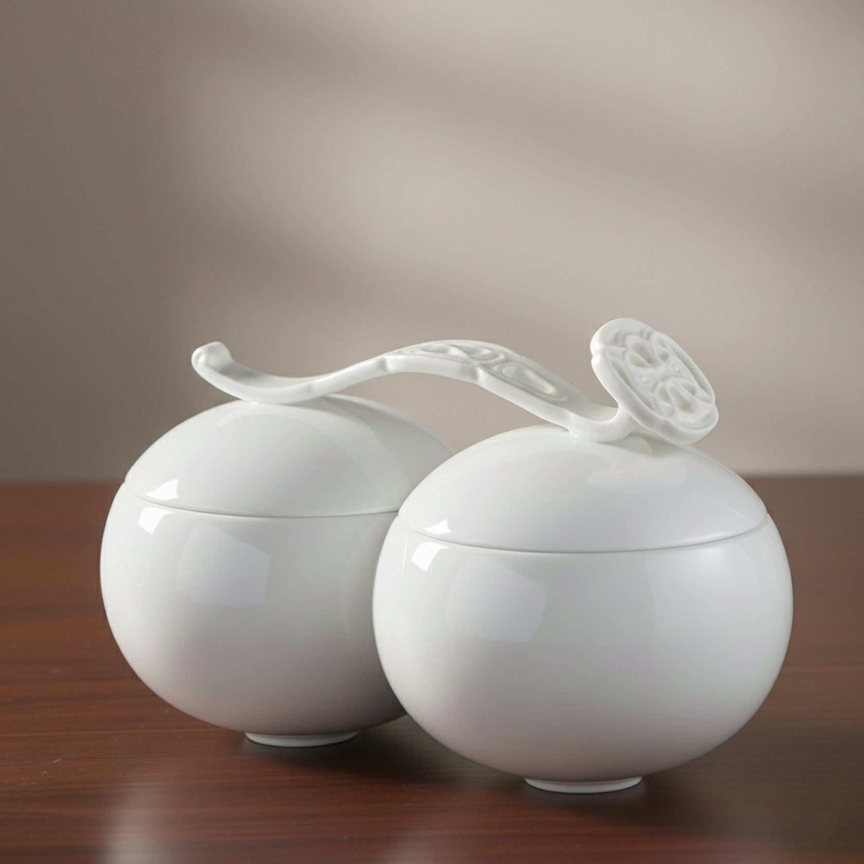 八方新氣新年贈禮 圓滿瓷盒 新春送禮首選 白瓷盒正面展示,雙圓造型象徵好事成雙