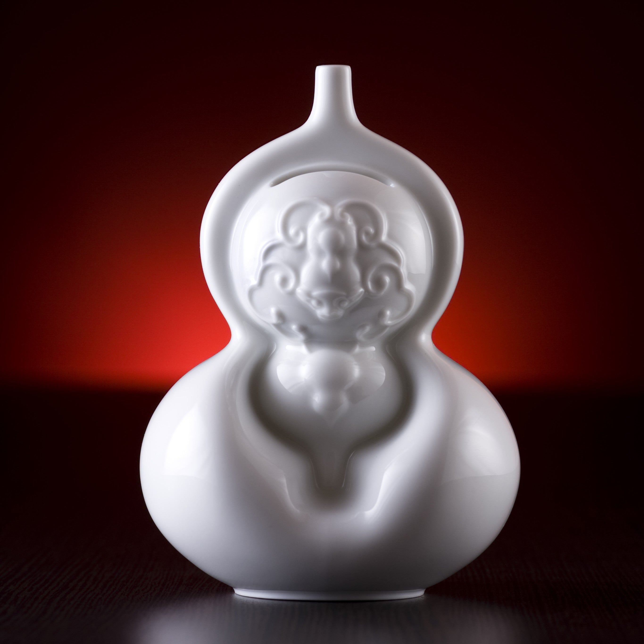 王俠軍設計藝術瓷器,寓意長久祝福的高端擺飾