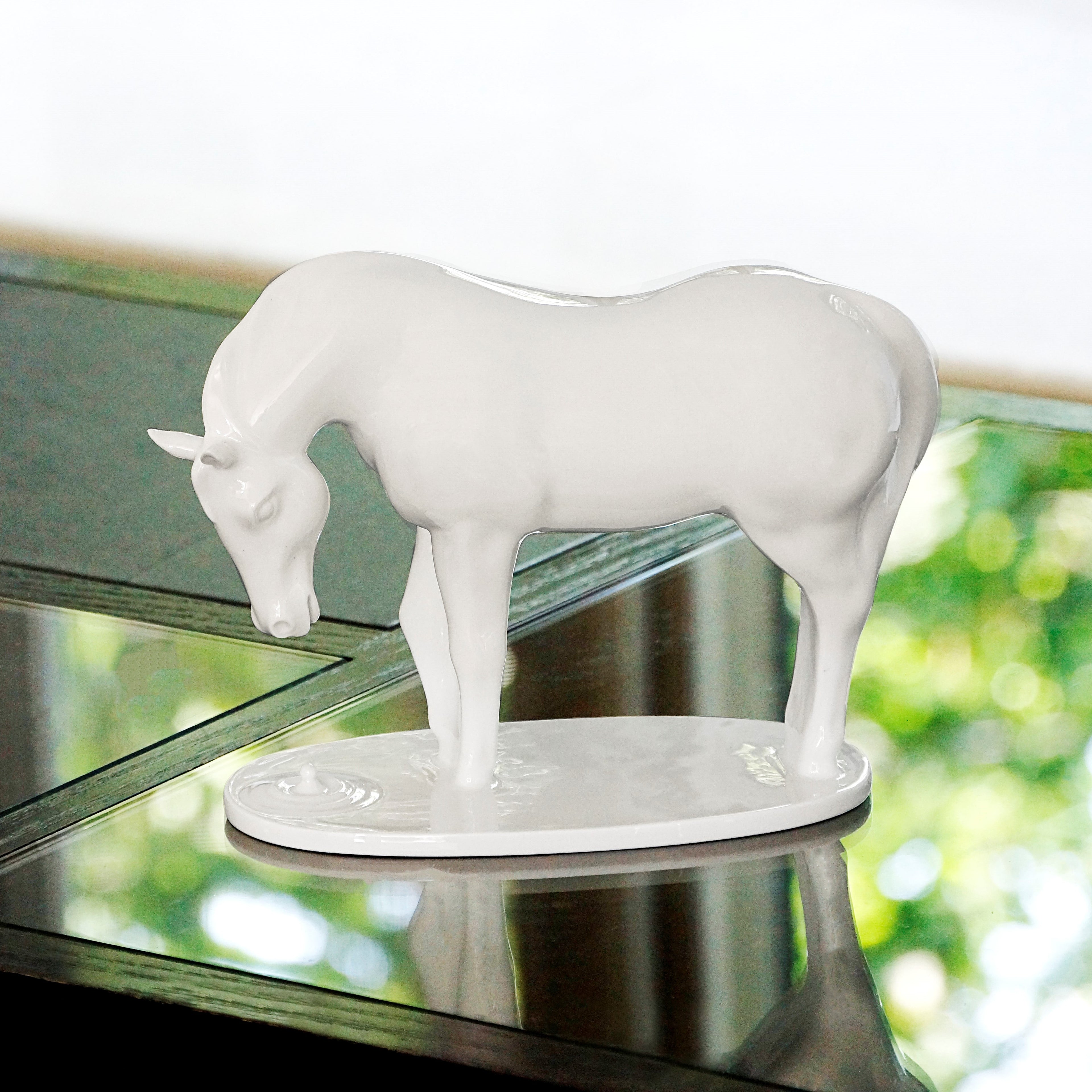 飲水思源作品特寫,馬匹眼神溫柔,水滴於底座上擴散成漣漪