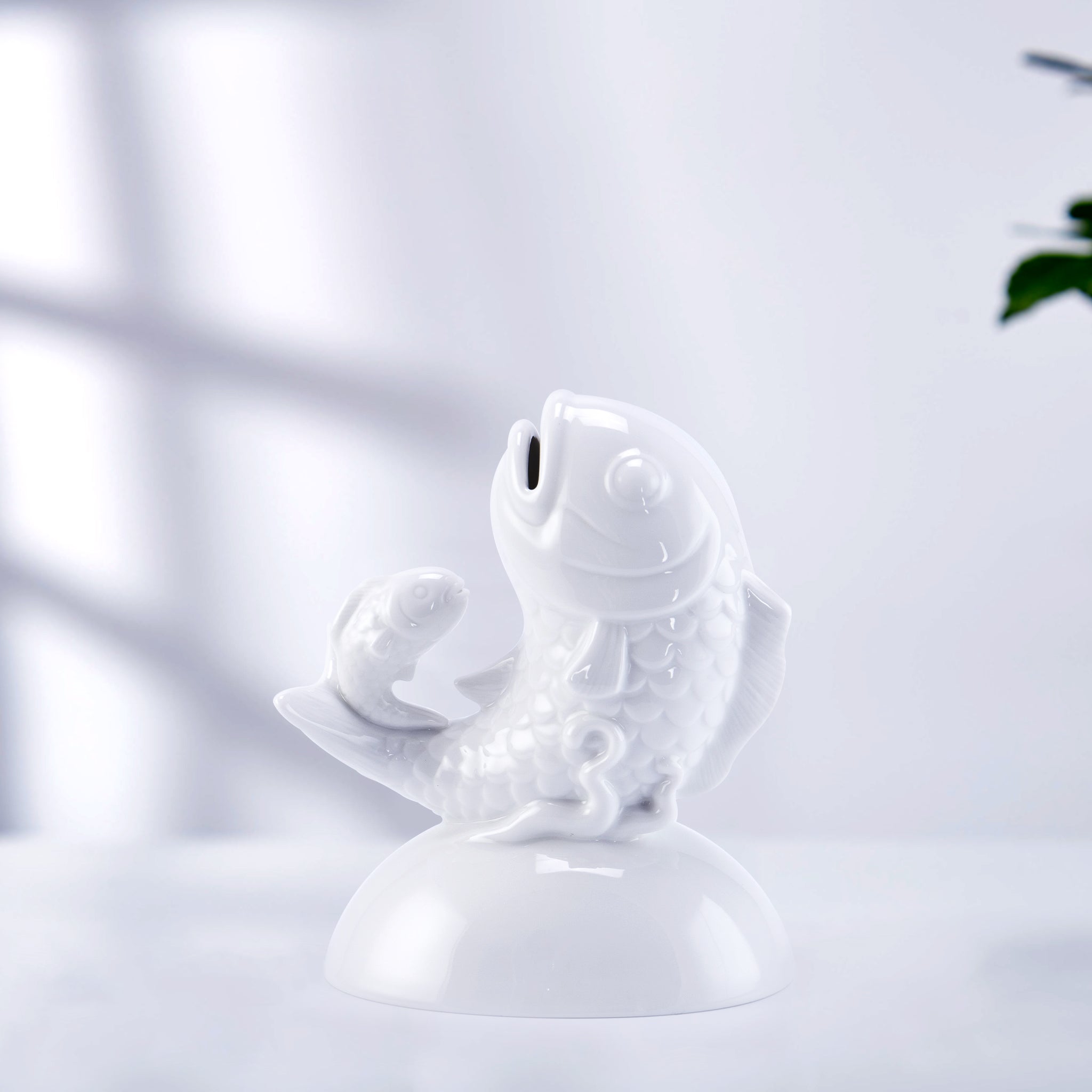 八方新氣 代代富足 陶瓷 存錢筒 魚 白瓷