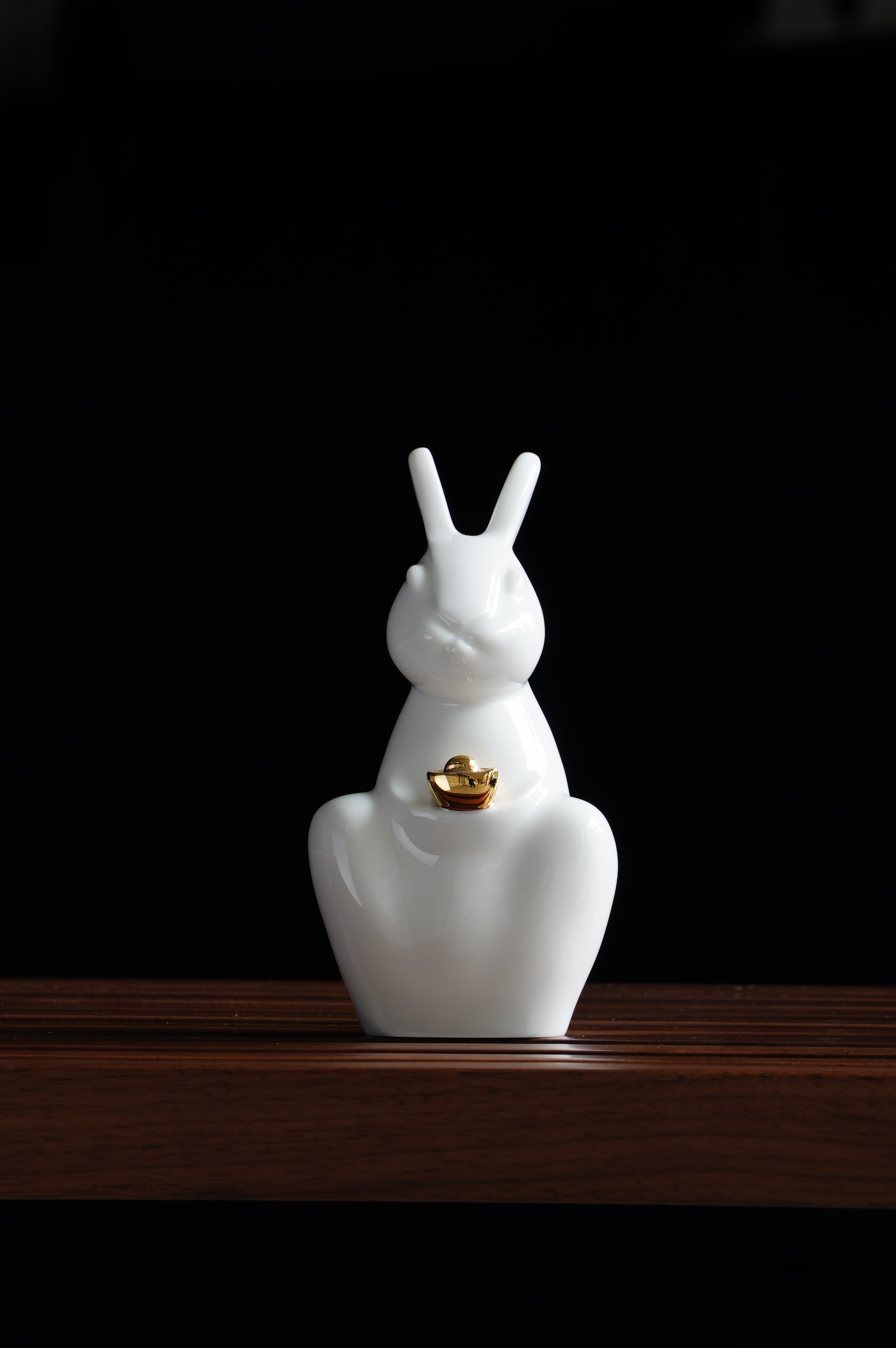 白瓷兔捧金元寶藝術擺件,象徵吉祥與財富祝福