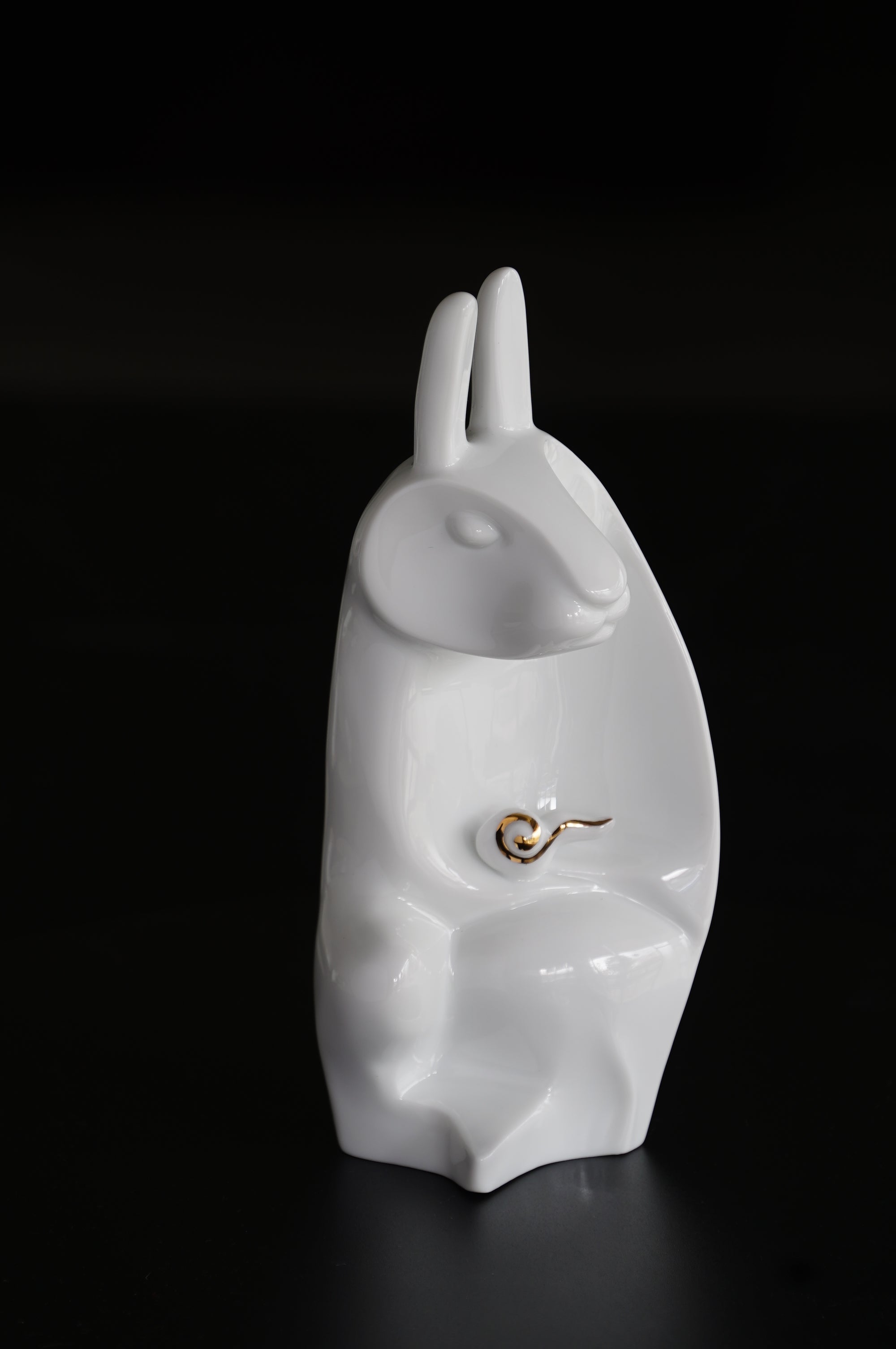 手工白瓷兔子與祥雲擺件|寓意和諧與祝福的藝術作品