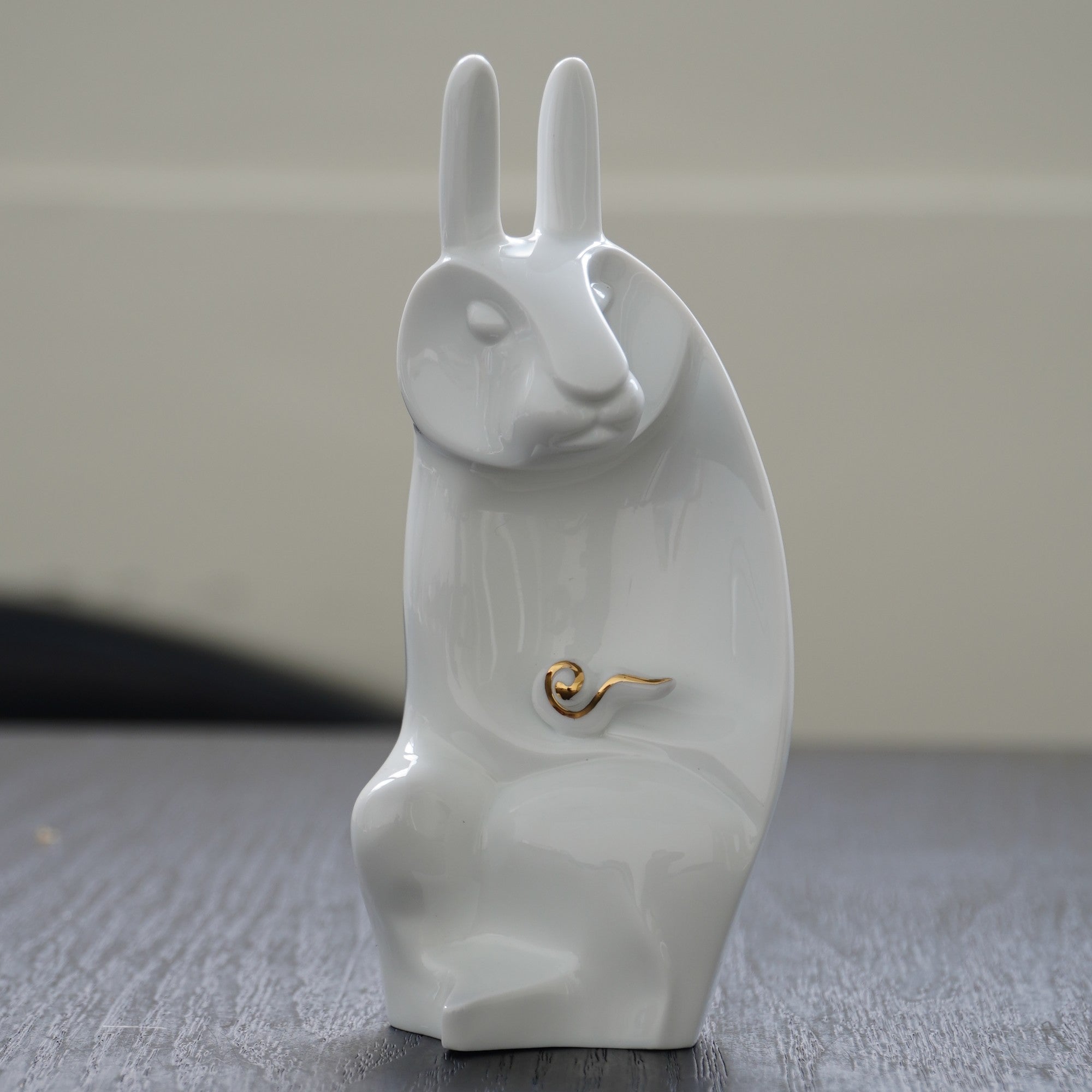 手工白瓷兔子與祥雲擺件|寓意和諧與祝福的藝術作品