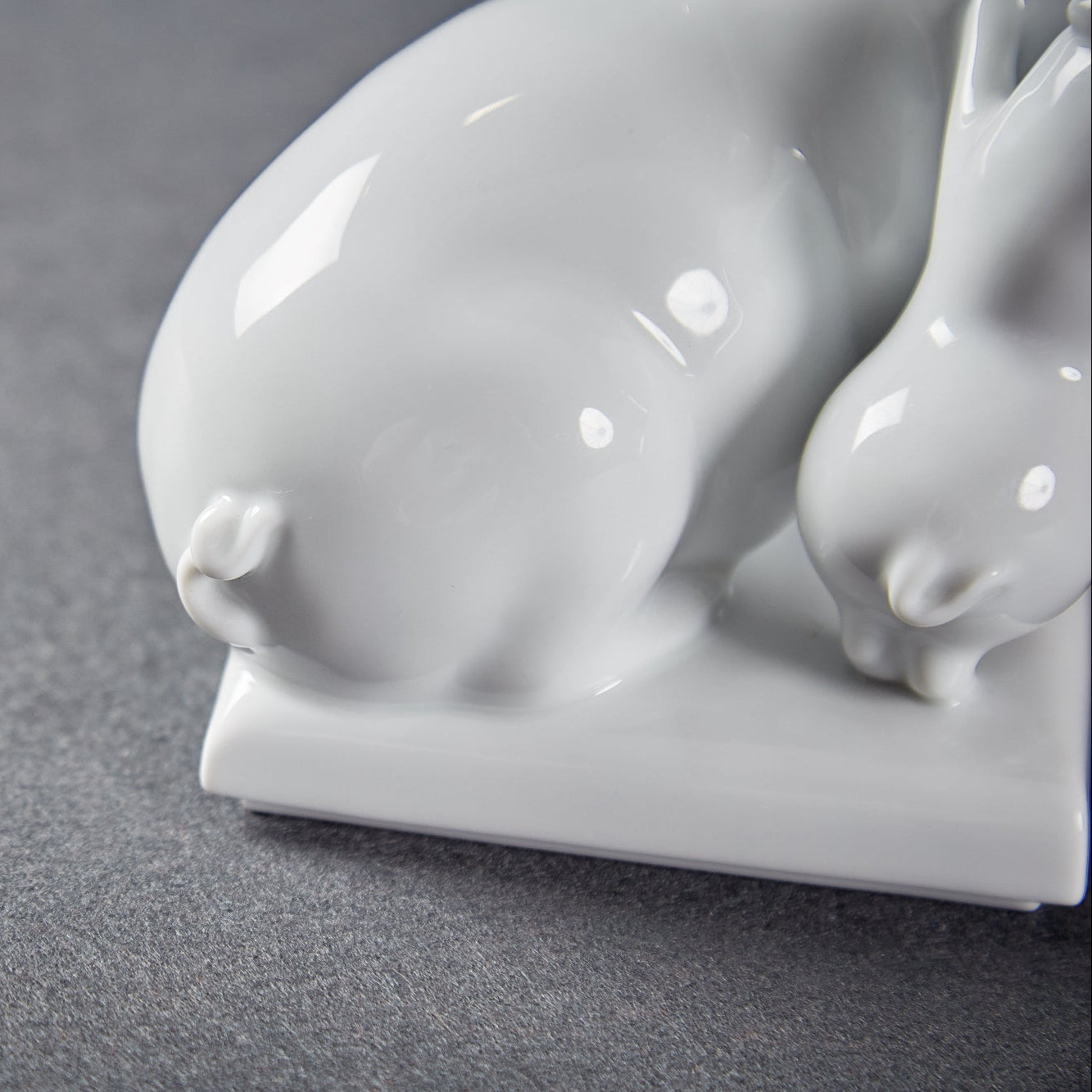 長樂瓷偶圓潤飽滿的線條設計,象徵和諧圓融與溫暖支持