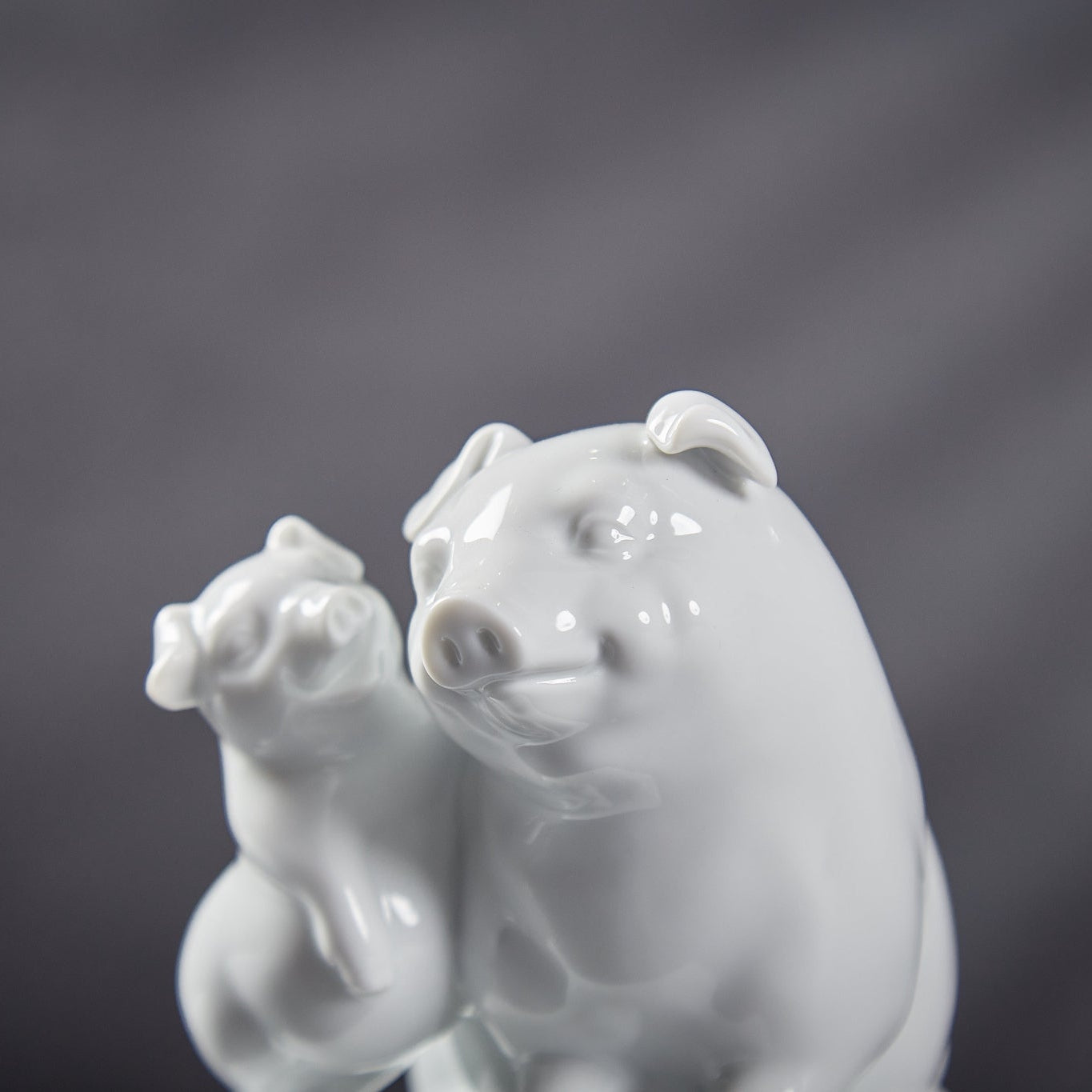 長樂作品雙豬相依依偎,傳遞知足常樂與幸福情誼的瓷偶擺件