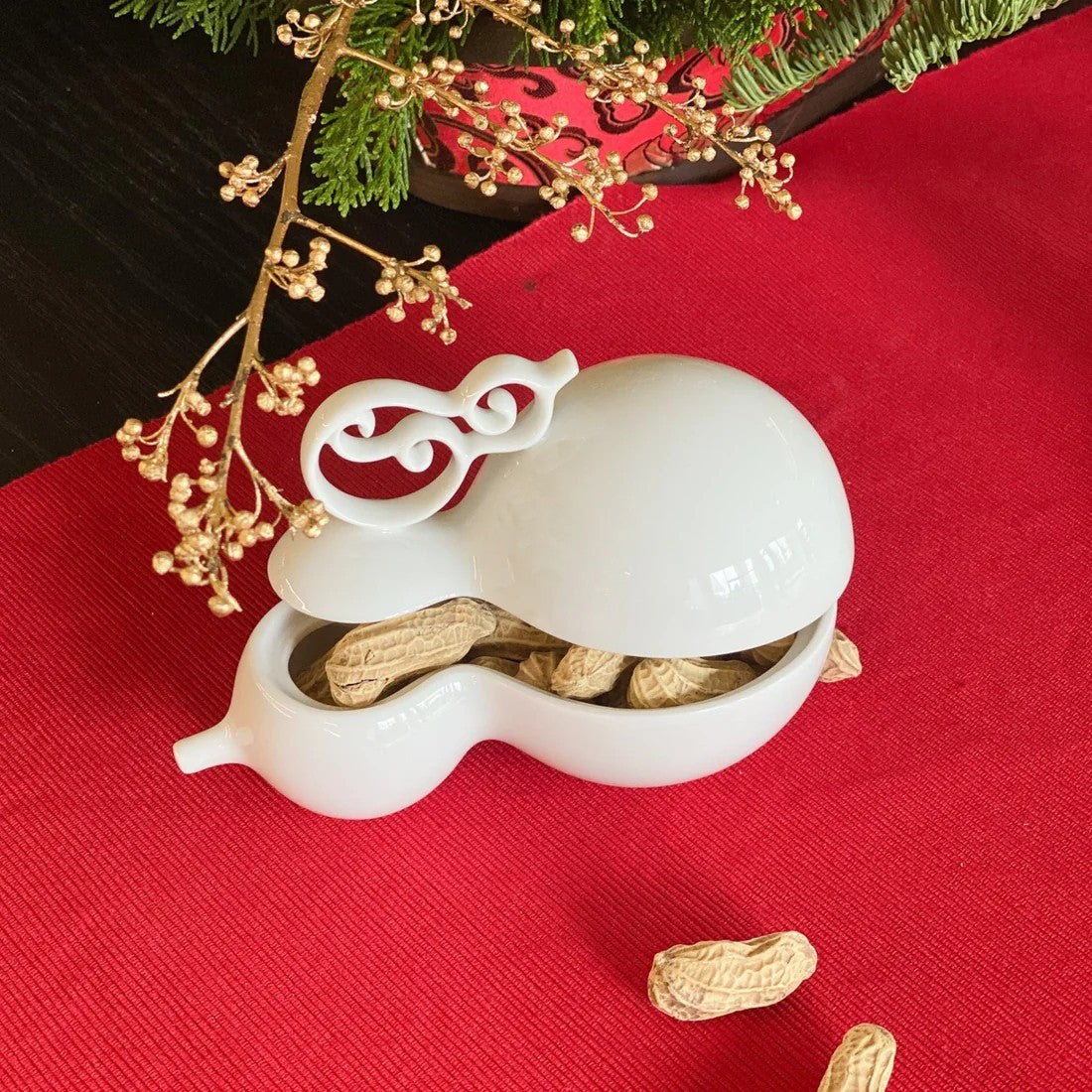 《相依》白瓷盒以葫蘆為靈感,可作為首飾收納或空間擺飾