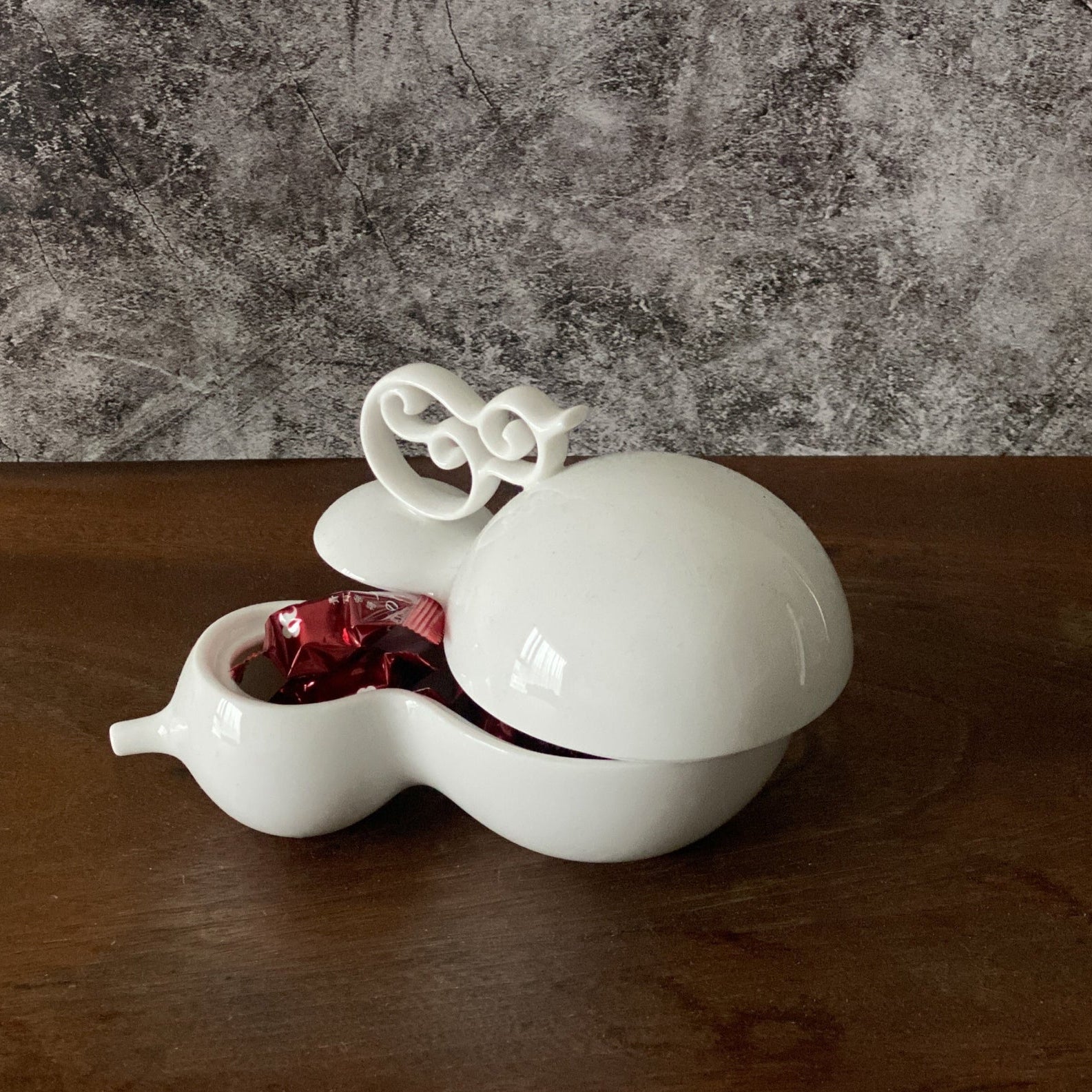 白瓷葫蘆盒《相依》,一大一小的雙葫蘆造型,象徵彼此相依的情感與福氣相隨