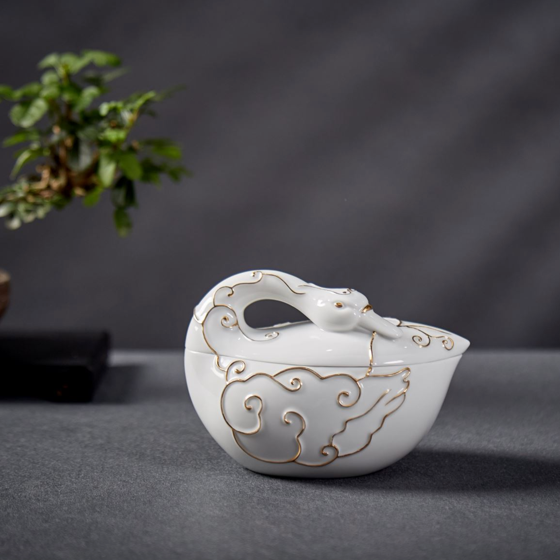 白瓷盒作品《珍愛》,可用於收納首飾與隨身小物,亦可靜置觀賞Treasure porcelain box designed for storing jewelry and small personal items, also suitable for display
