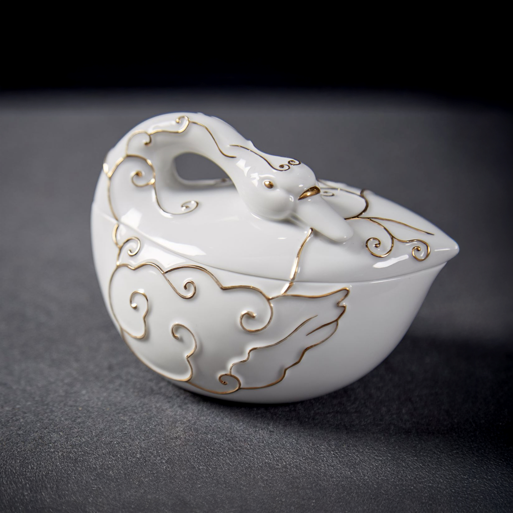 《珍愛》瓷器天鵝盒擺放於書桌或梳妝台,成為日常整理的儀式