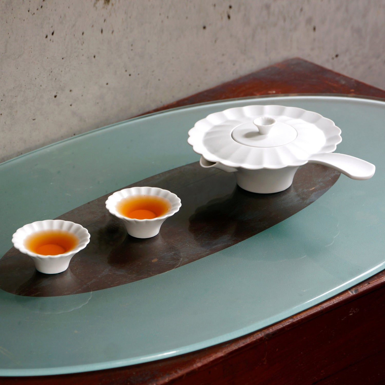 白瓷壺蓋波紋設計,如清晨山巒雲霧層疊