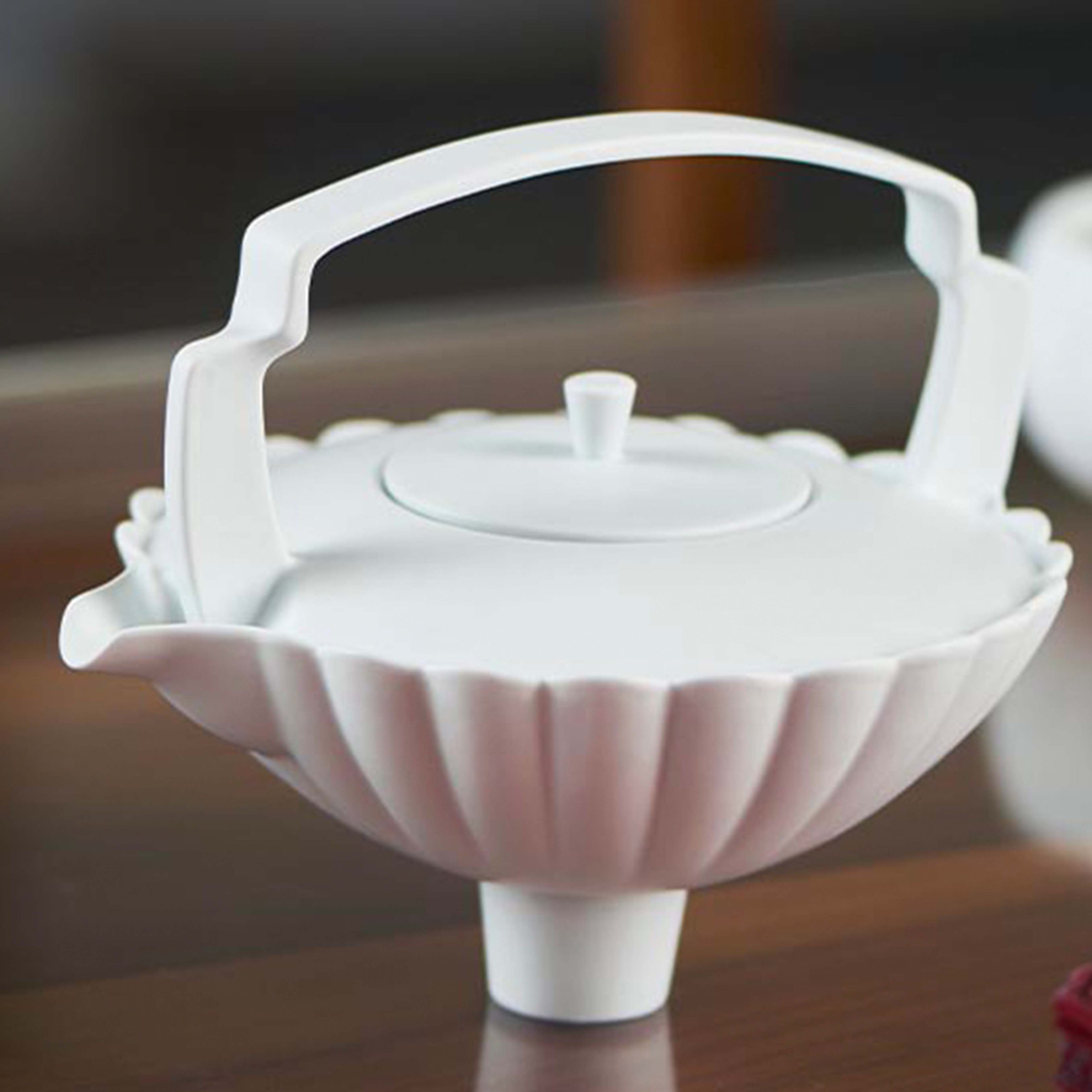 春嵐霧面白瓷茶壺|高台底座與環形提樑設計