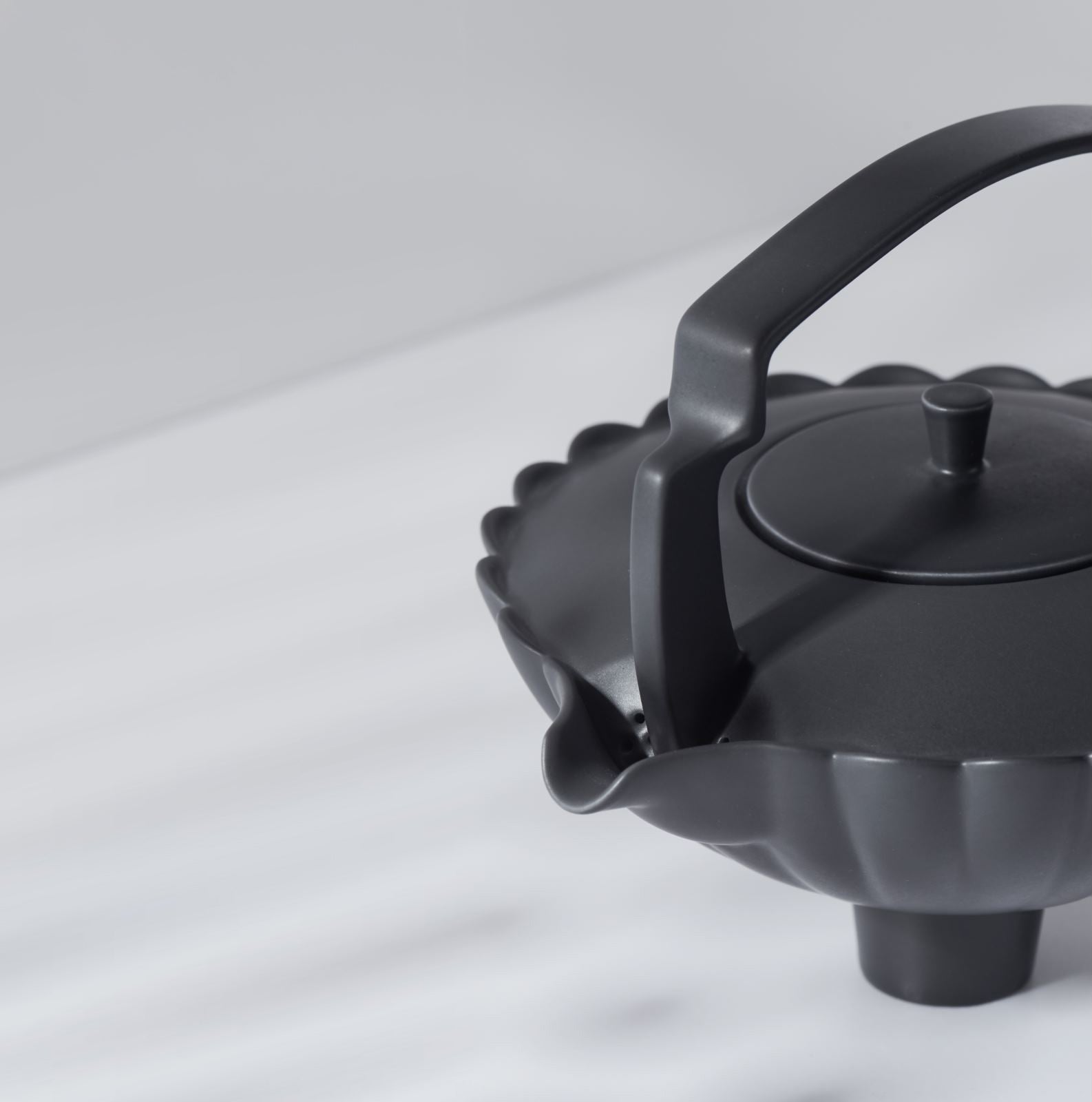 春嵐黑霧面茶壺特寫|現代感霧黑釉瓷器設計