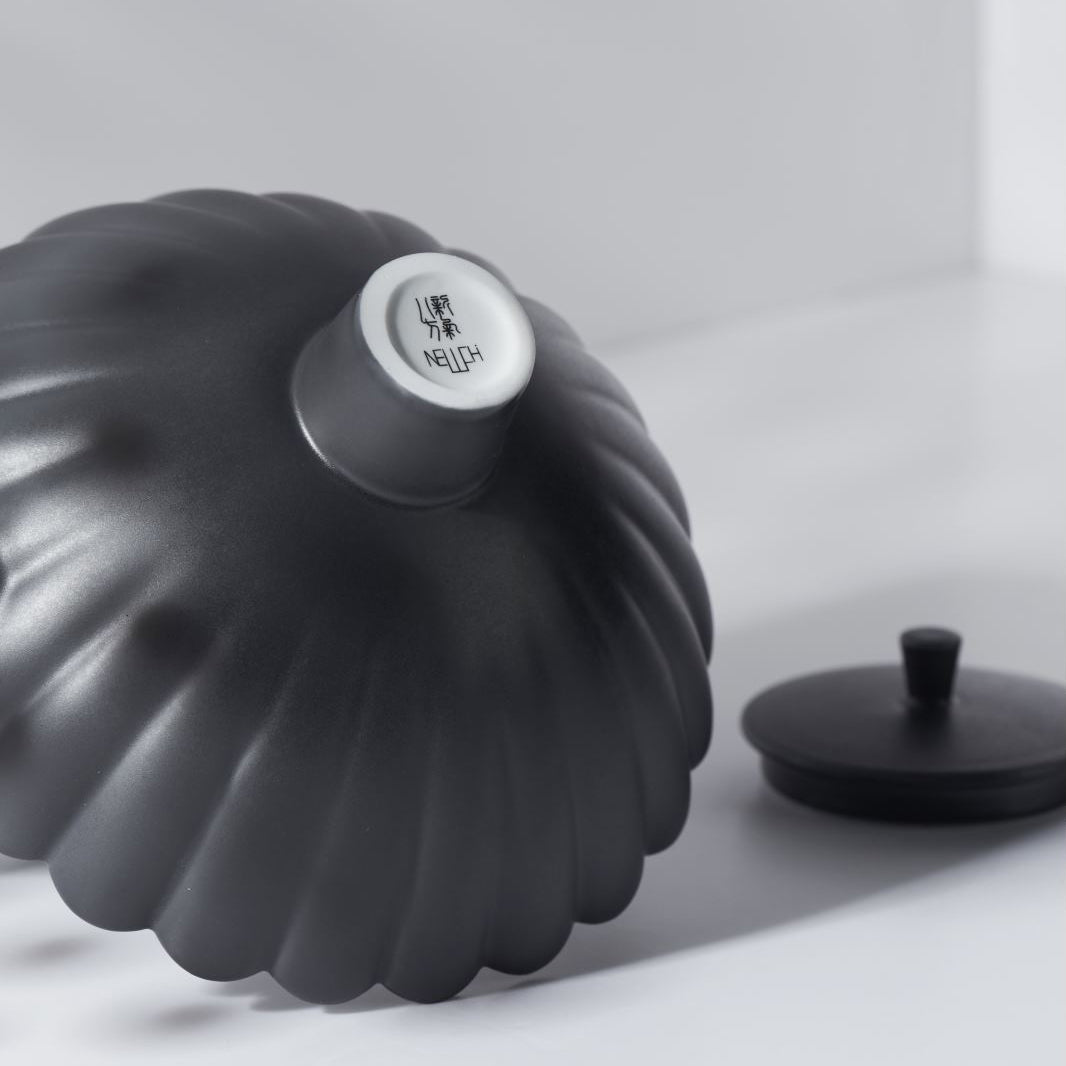 春嵐黑霧面茶壺底部特寫|現代感霧黑釉瓷器設計