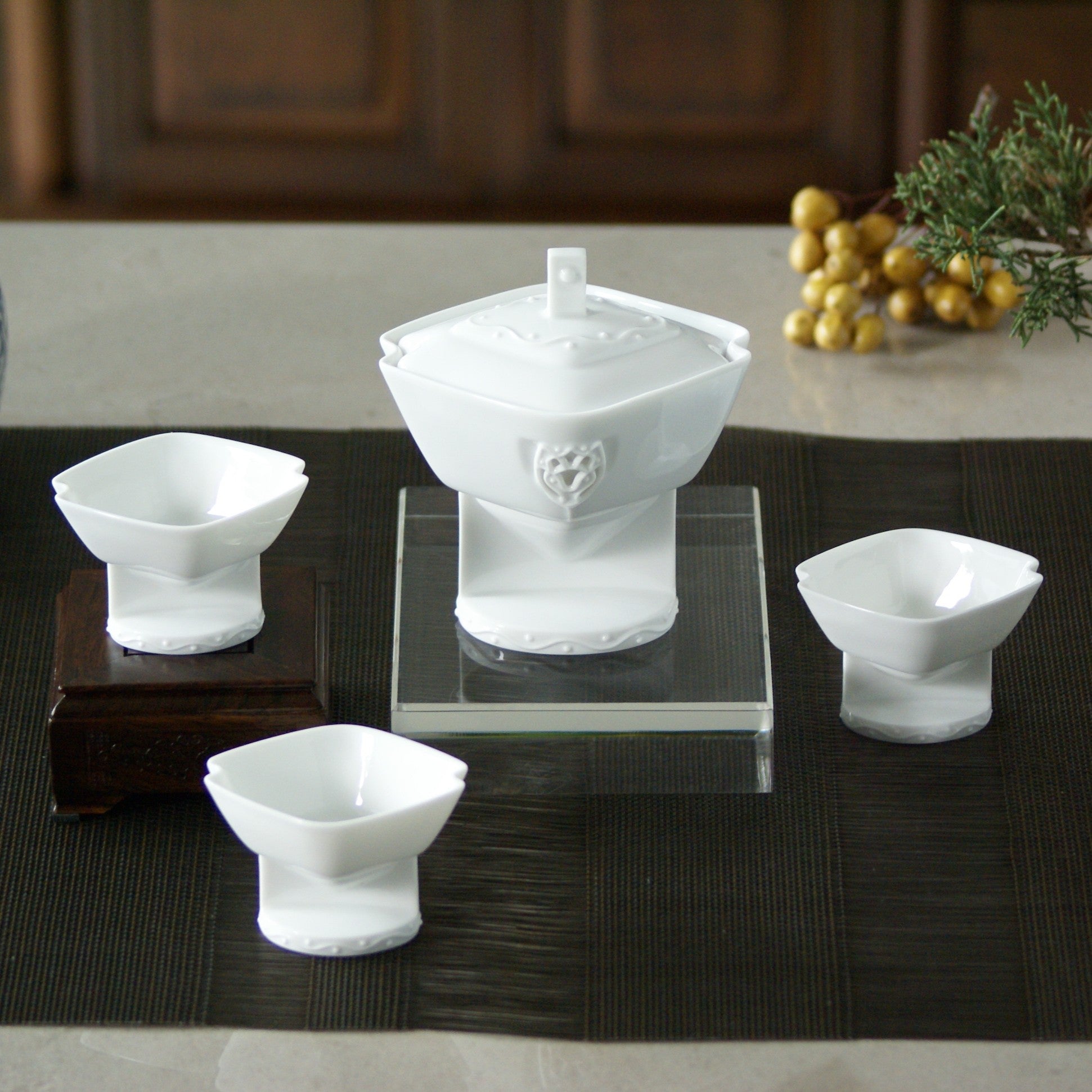 花祭白瓷蓋杯組室內自然光・春日茶器禮物・八方新氣 NewChi Porcelain